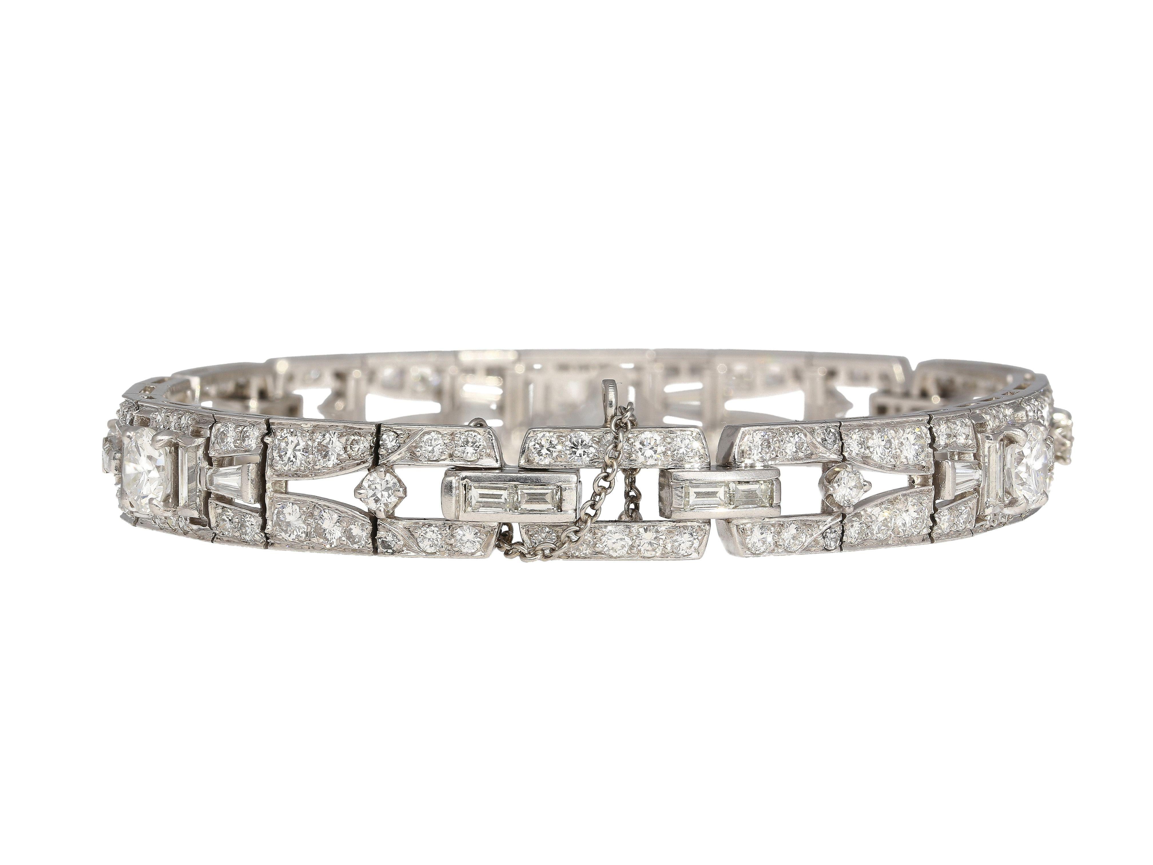 Bracelet vintage exquis en diamant naturel de 10 carats.

Entrez dans un monde de beauté intemporelle avec notre bracelet vintage, vestige des années 1930. Cette pièce captivante met en valeur une étonnante série de diamants ronds et baguettes,