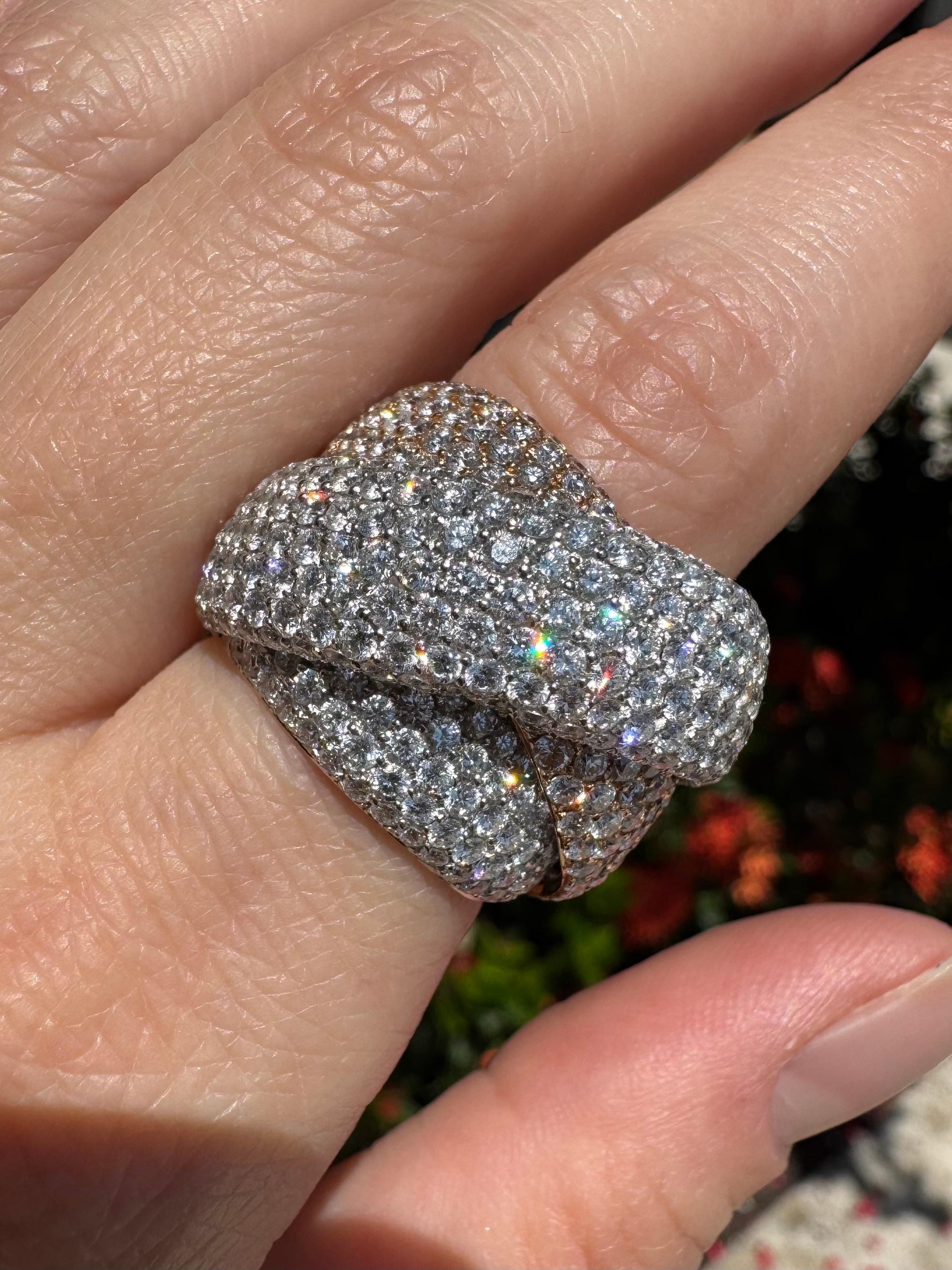 Natural 10.0 Carat Diamond Pave Thick Crossover 18-Karat Ring En Stock en venta 4