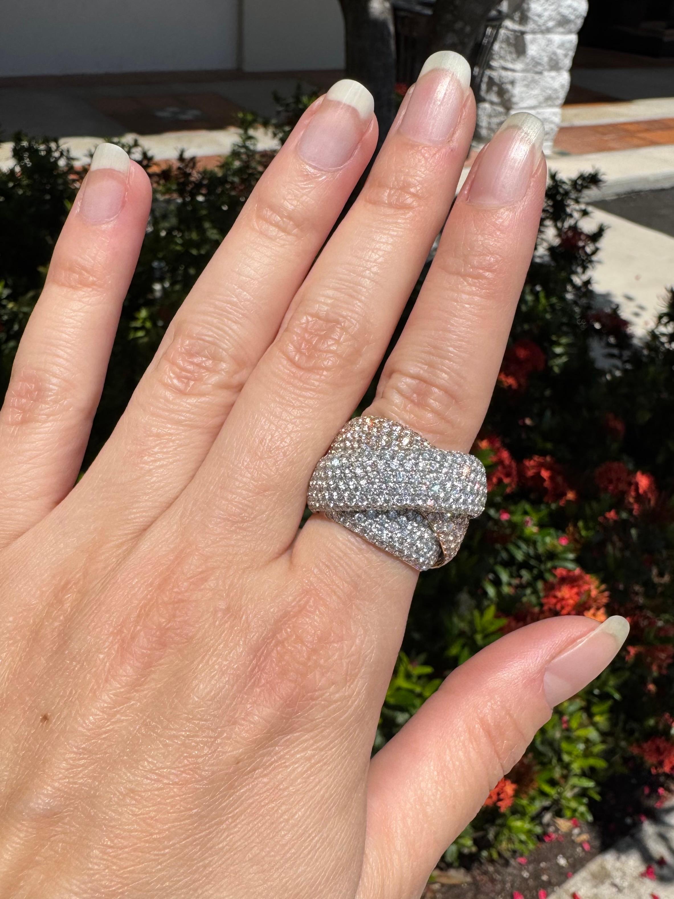 Natural 10.0 Carat Diamond Pave Thick Crossover 18-Karat Ring En Stock en venta 1