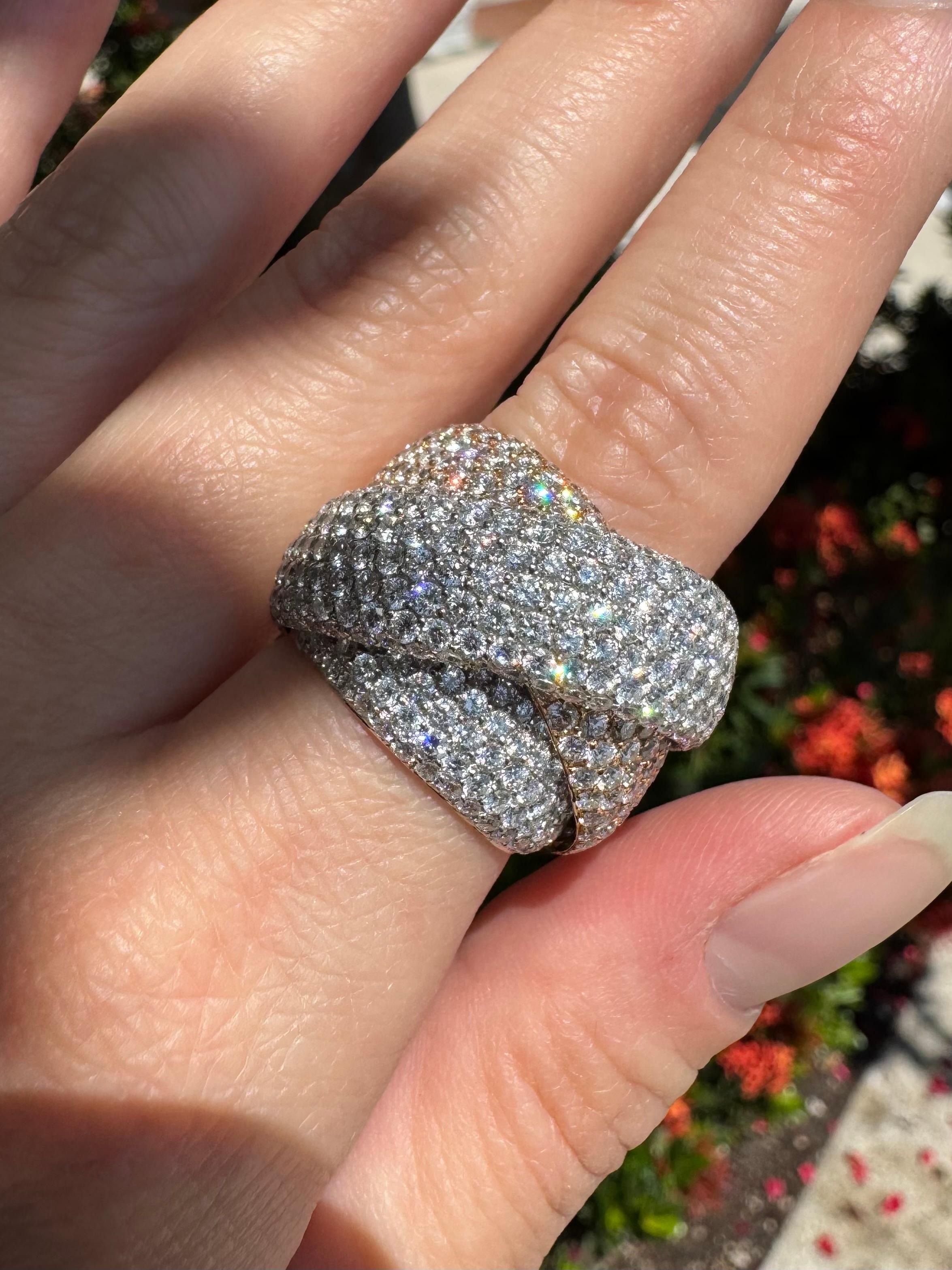 Natural 10.0 Carat Diamond Pave Thick Crossover 18-Karat Ring En Stock en venta 2