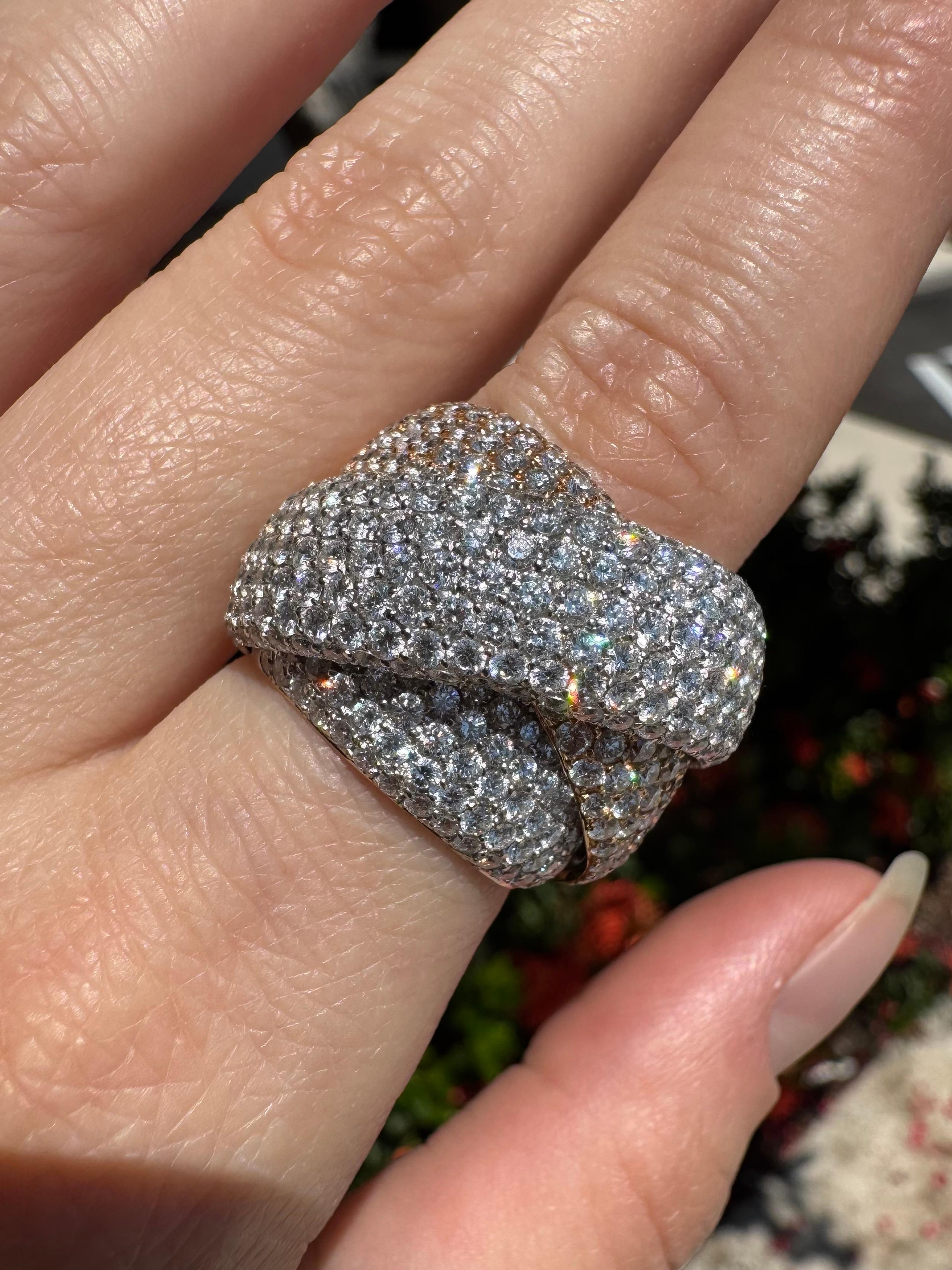 Natural 10.0 Carat Diamond Pave Thick Crossover 18-Karat Ring En Stock en venta 3