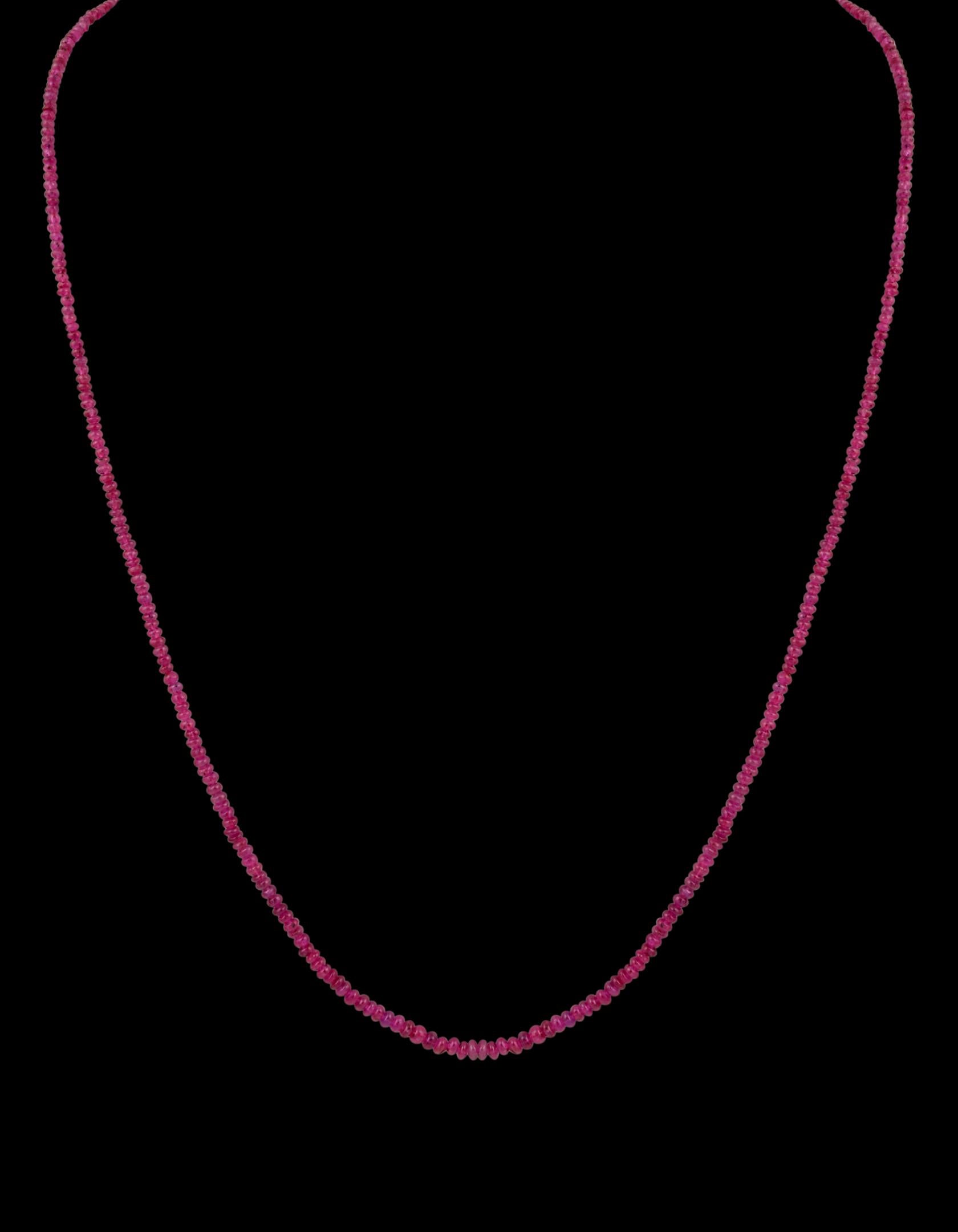 Collier à un brin en perles de rubis naturel de 100 carats avec fermoir en argent Excellent état - En vente à New York, NY