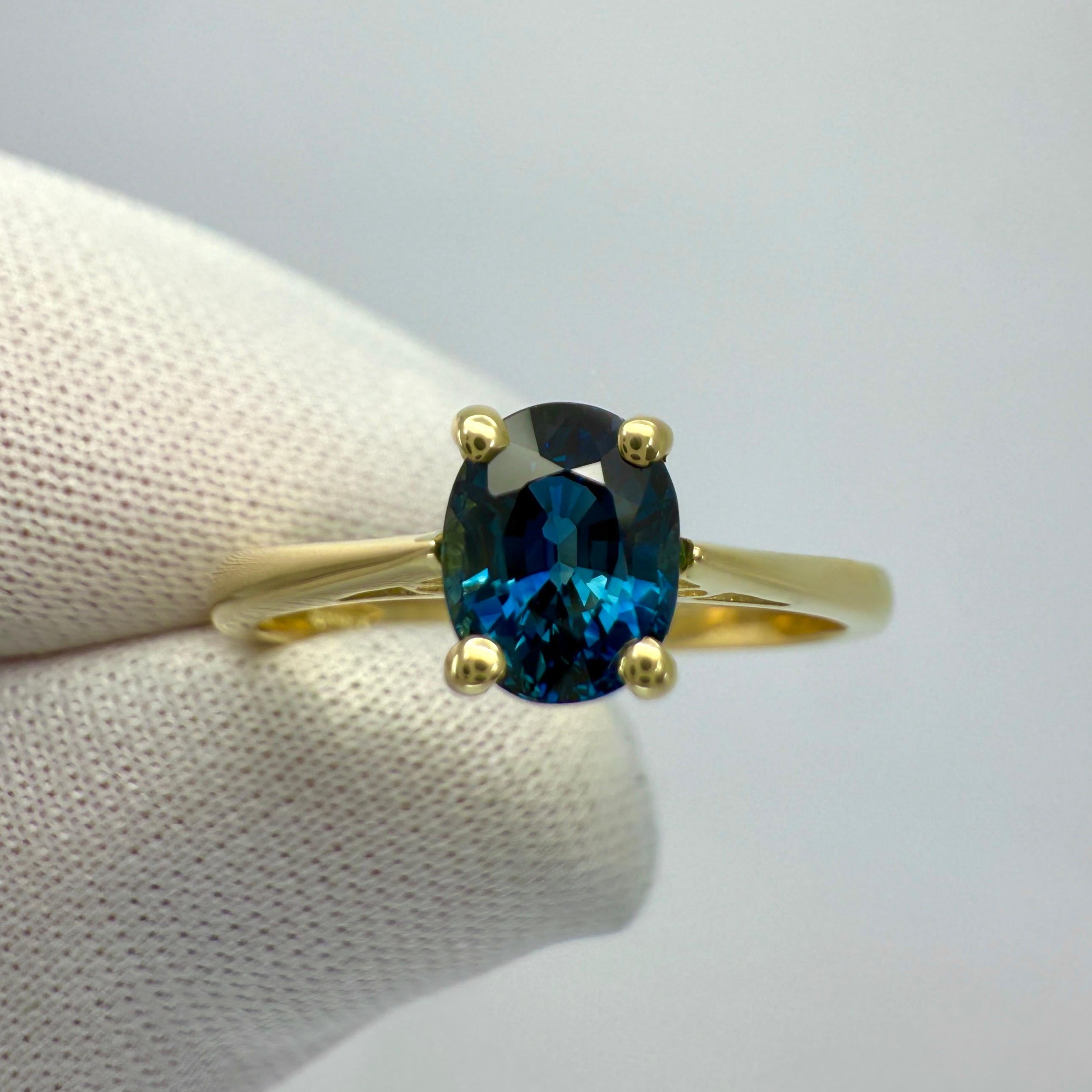 Anello solitario in oro giallo 18 carati con zaffiro blu reale naturale dal taglio ovale.

Questo anello solitario presenta un raffinato zaffiro naturale da 1,00ct con un colore blu intenso 
