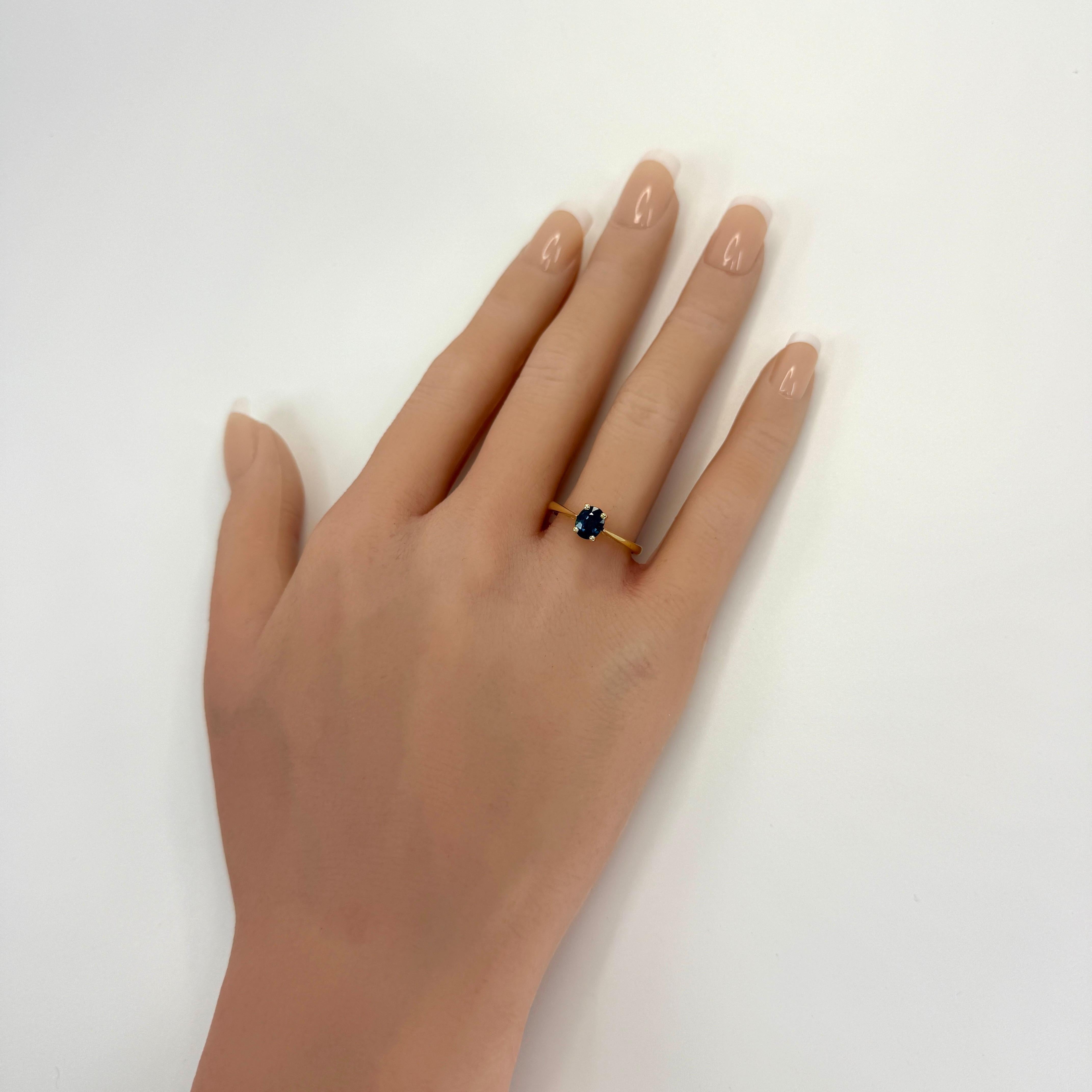 Taglio ovale Anello solitario in oro giallo 18 carati con zaffiro blu reale profondo da 1,00 ct. in vendita