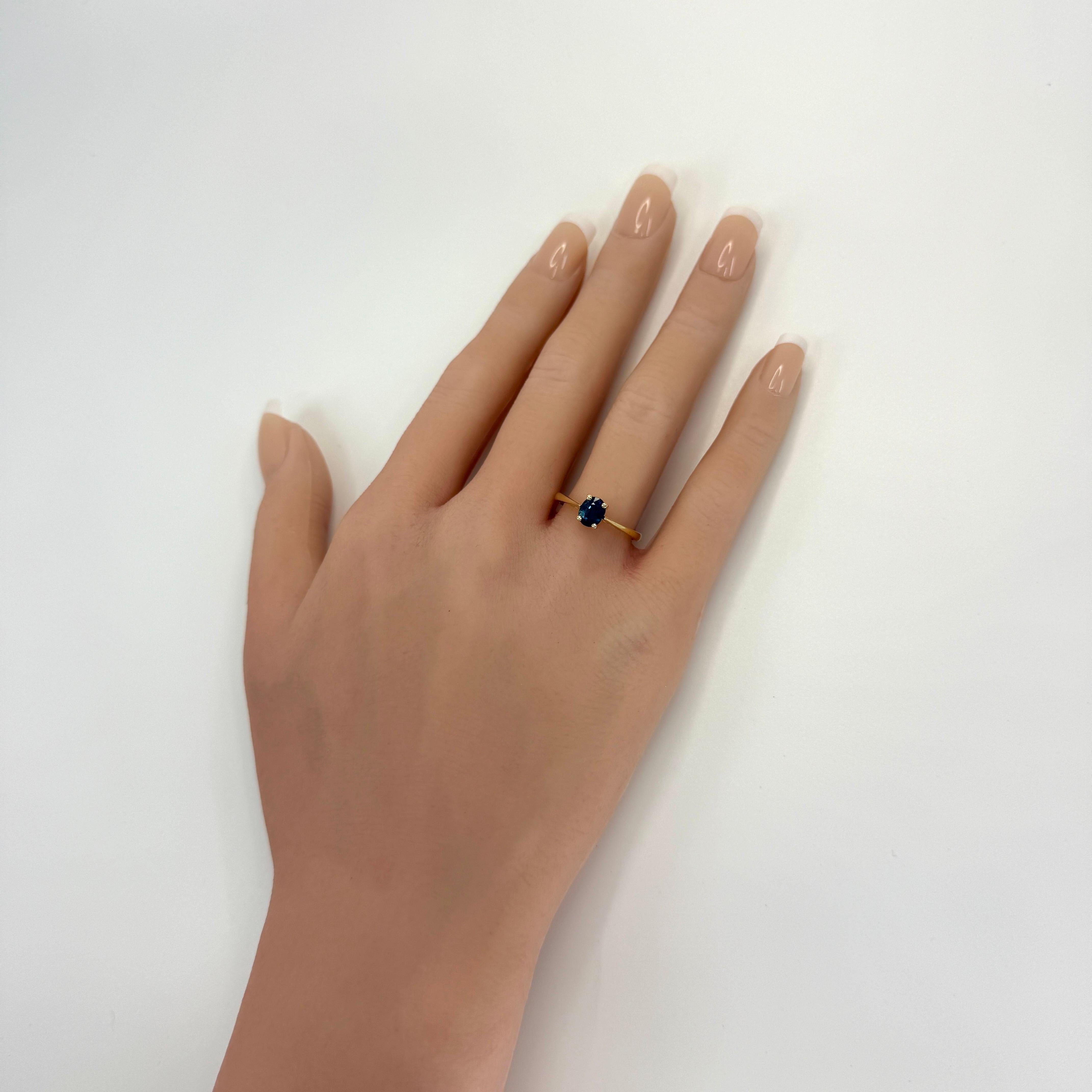 Anello solitario in oro giallo 18 carati con zaffiro blu reale profondo da 1,00 ct. in vendita 3