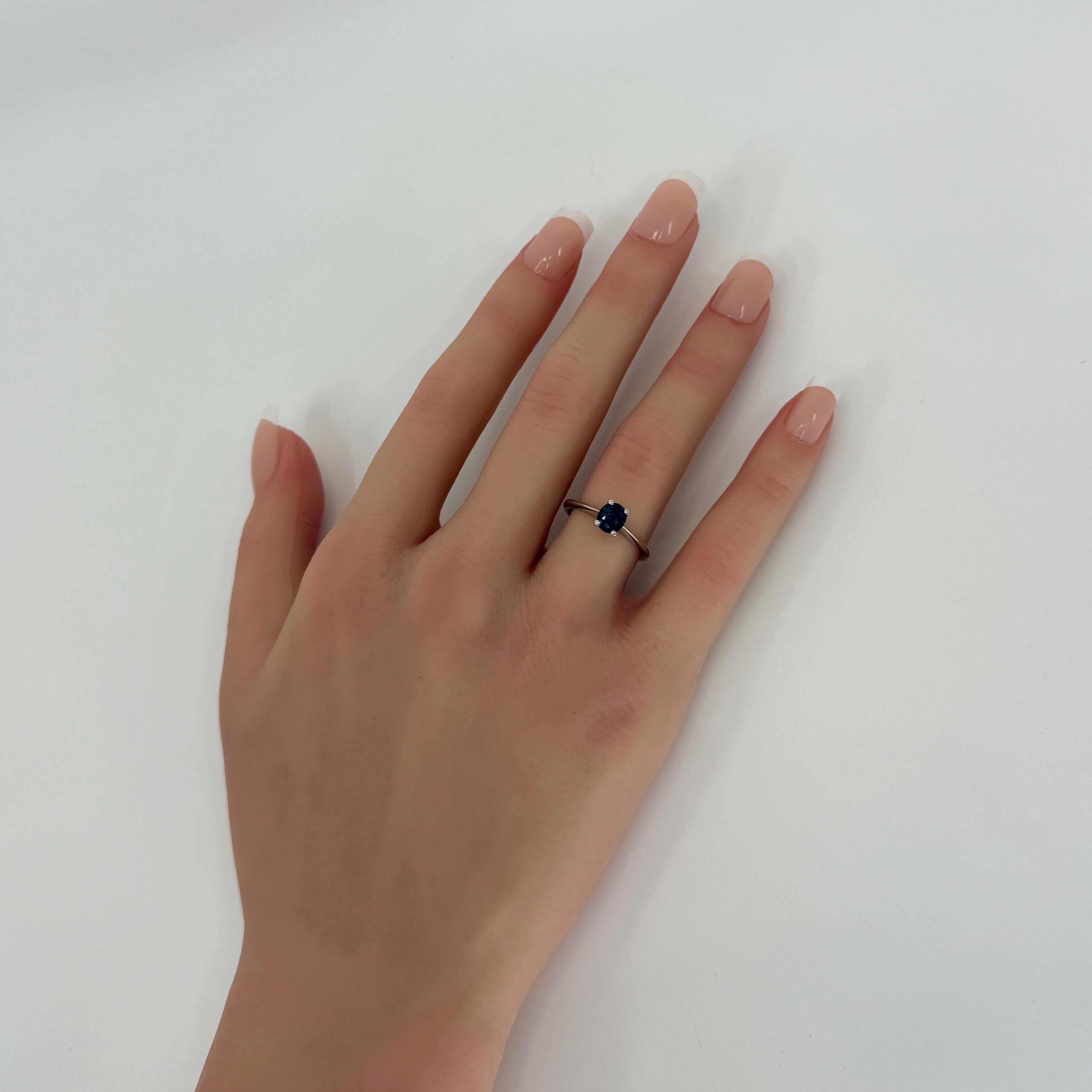 Natural 1.00ct Deep Teal Blue Sapphire Oval Cut Platinum Solitaire Ring For Sale 3