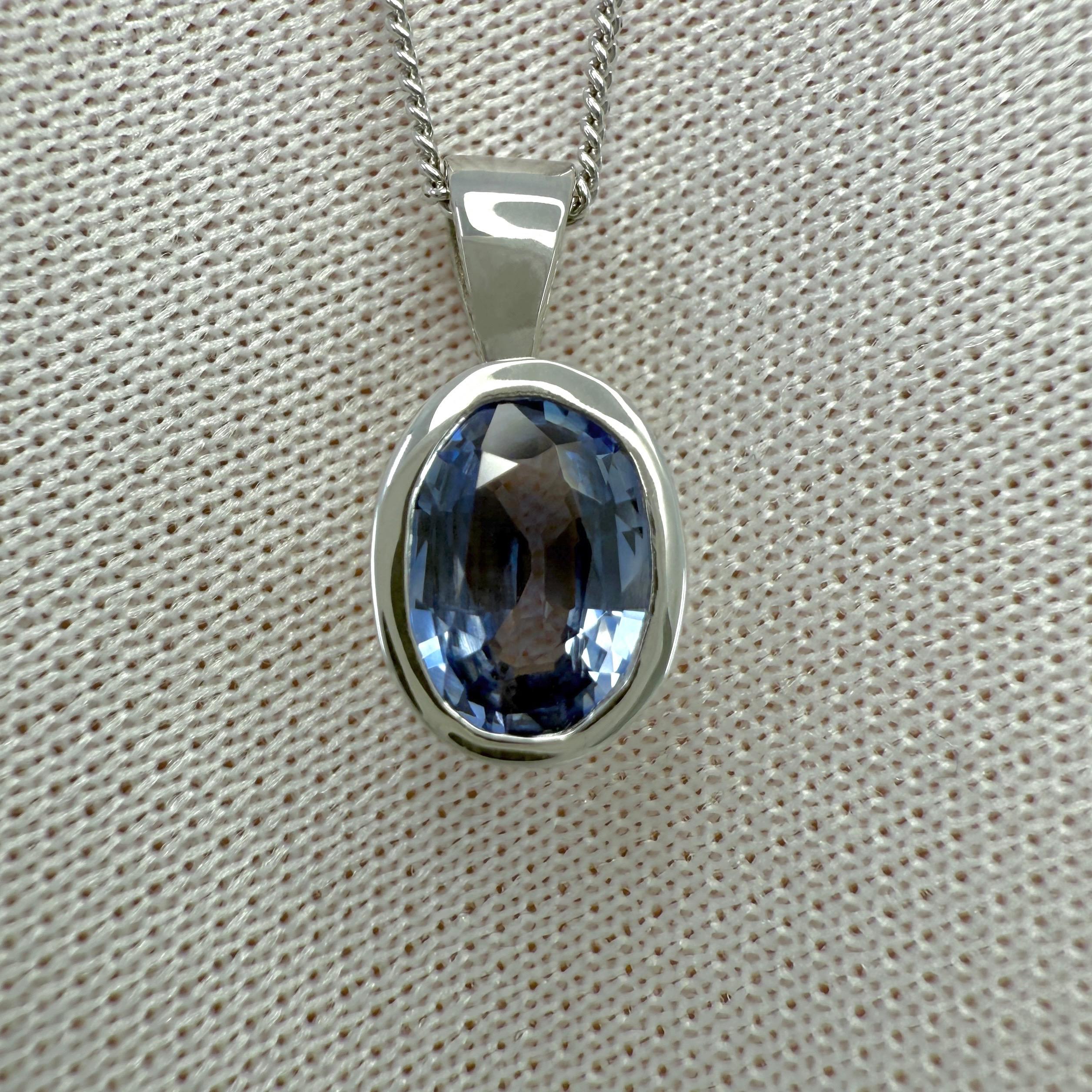 Zaffiro naturale di Ceylon blu chiaro 950 Oro platino Collana con ciondolo Rubover a castone con taglio ovale.

Zaffiro da 1,00 carati con un bellissimo colore azzurro e un'ottima purezza, una pietra molto pulita.
Estratto in Sri Lanka, fonte di