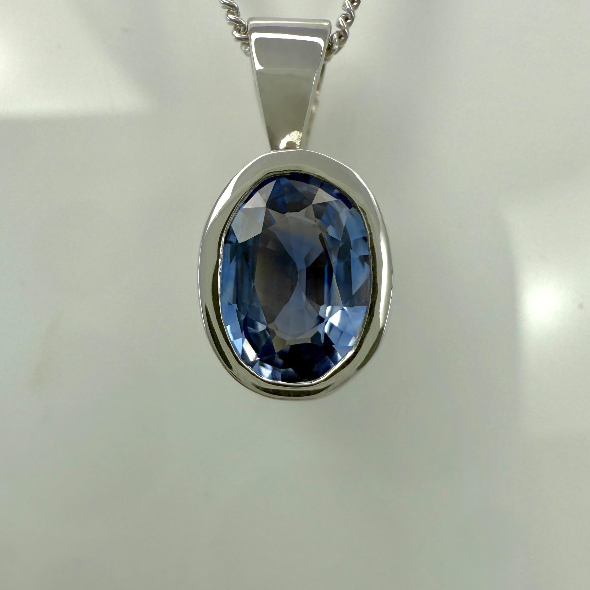 Colgante de zafiro de Ceilán azul claro natural de 1,00 ct y talla ovalada en platino 950 en venta