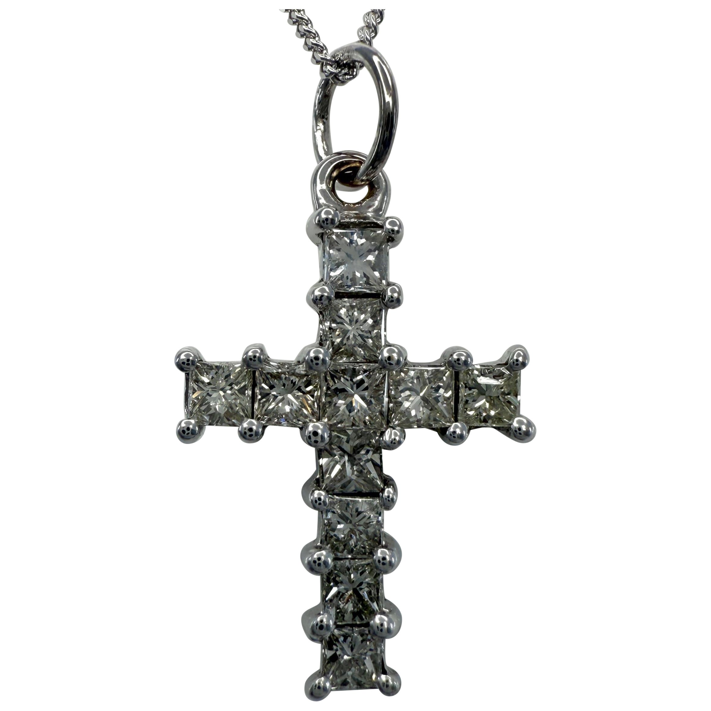 Natural 1.00ct Princess Cut Diamond Cross 18k White Gold Pendant Necklace 3.53g For Sale