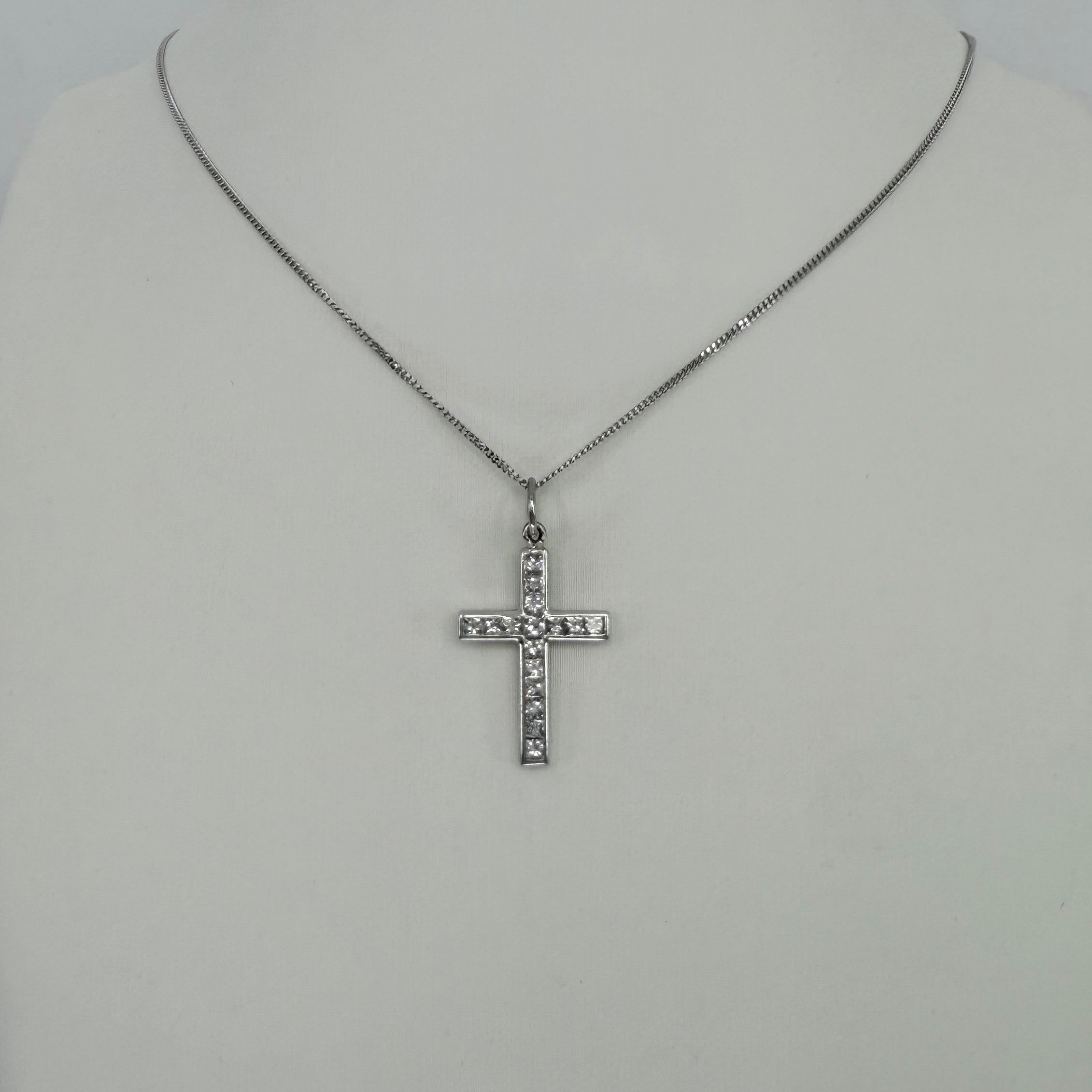 Natural 1.00ct Princess Cut Diamond Cross 18k White Gold Pendant Necklace VVS In Excellent Condition For Sale In Birmingham, GB