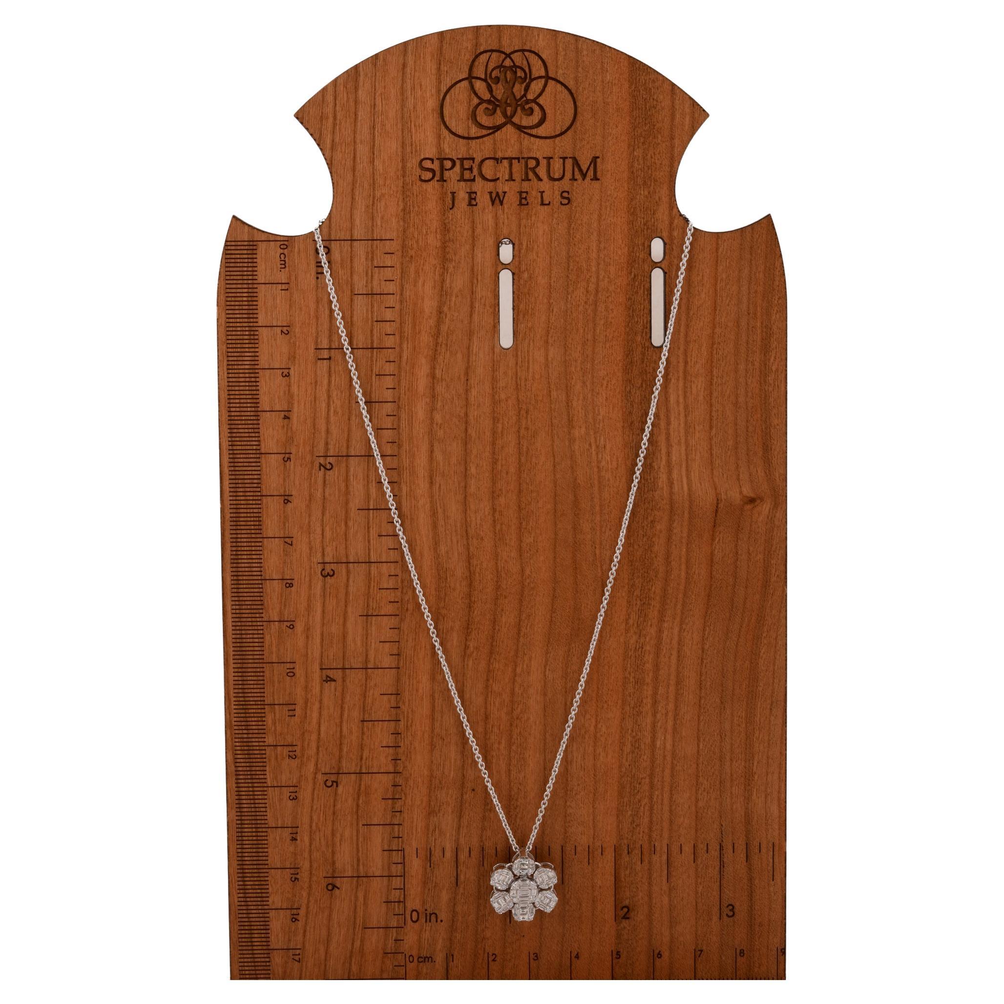 Collana con ciondolo a forma di fiore di diamante baguette da 1,01 carati in oro bianco 18 carati In condizioni Nuovo in vendita a Diera, Dubai