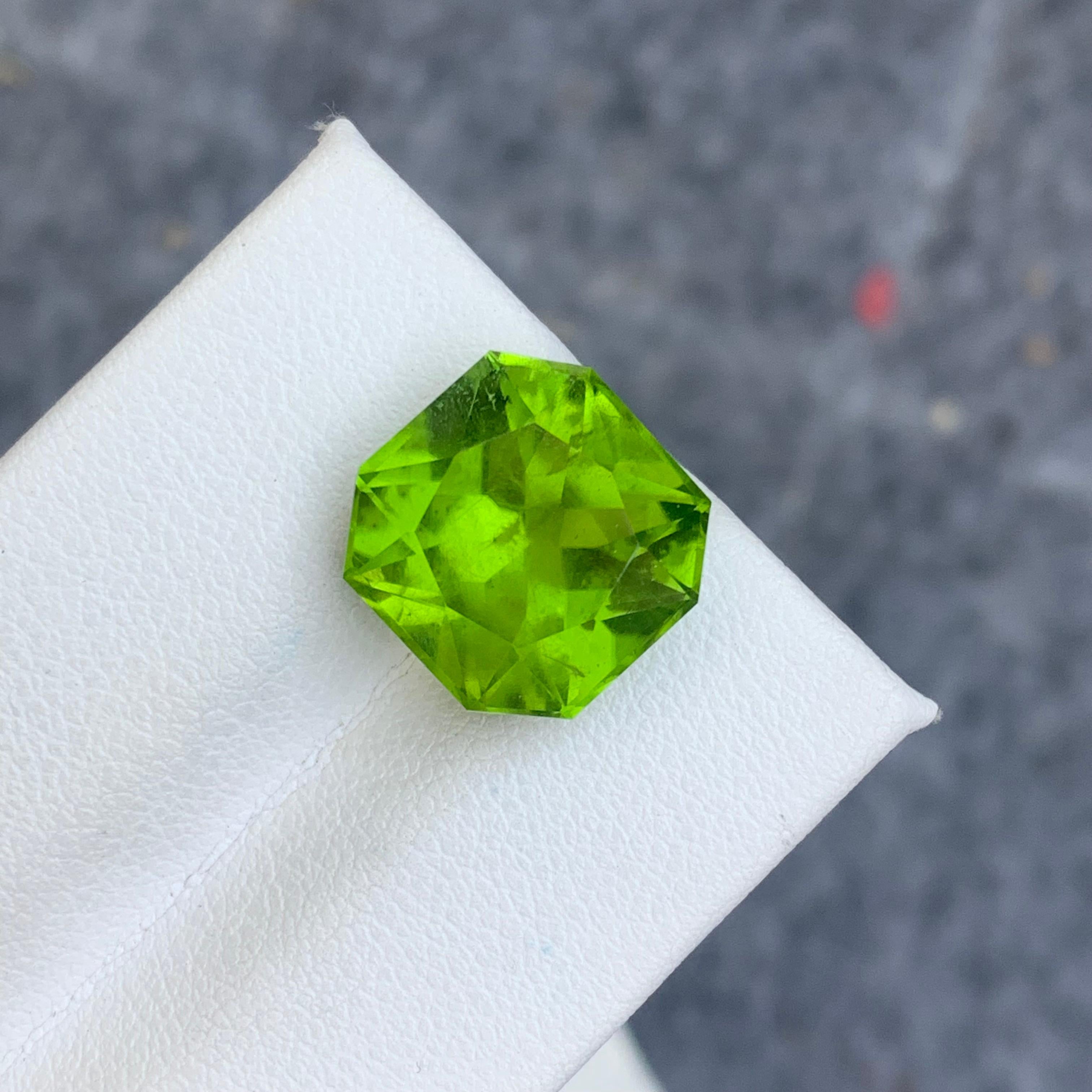 Natural 10.10 Carat Apple Green Loose Peridot Included Clarity from Supat Valley In New Condition For Sale In Peshawar, PK