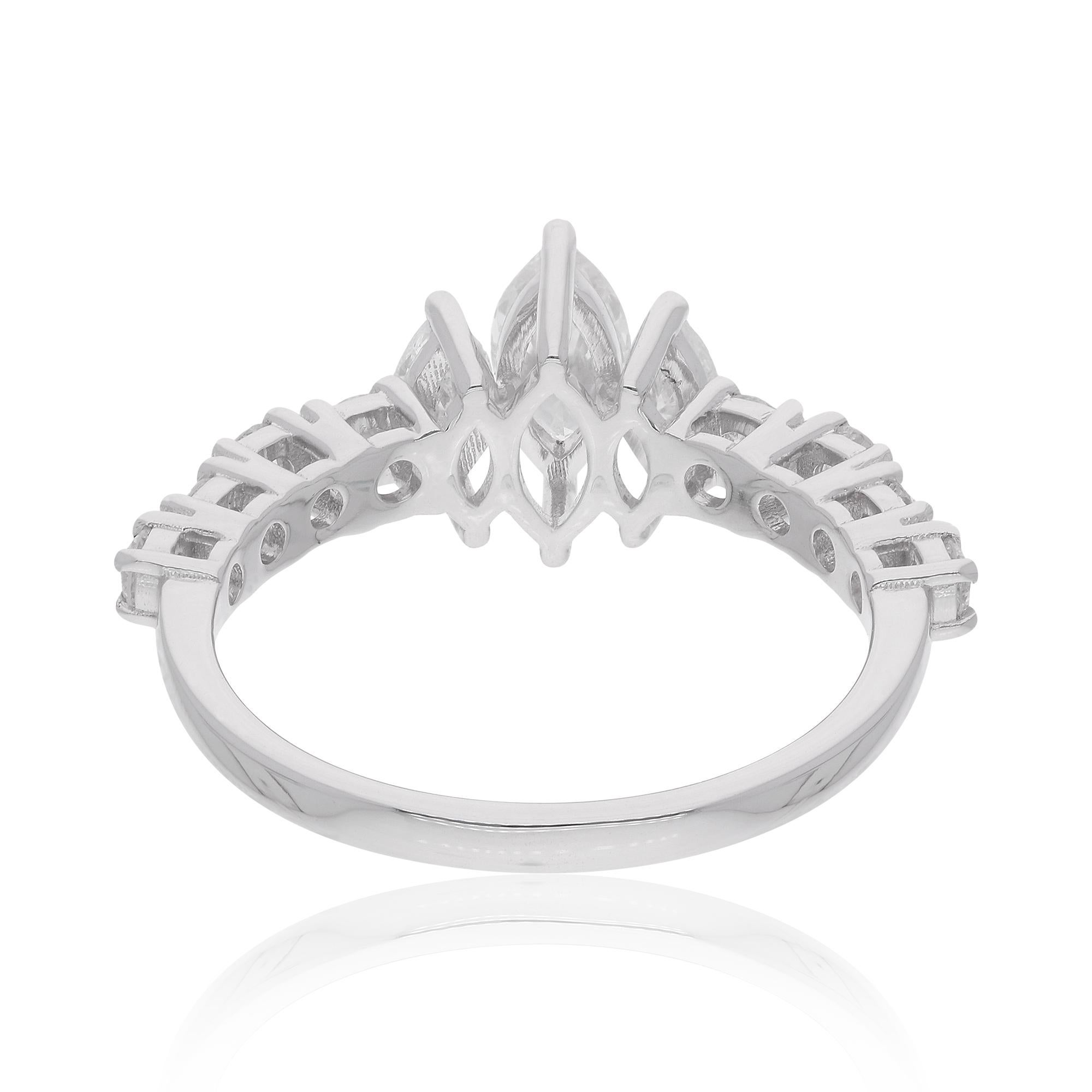 Un anillo hecho a mano con una marquesa de 1,02 quilates y diamantes redondos en oro blanco de 18 quilates es una hermosa y única pieza de joyería fina. El anillo suele mostrar una combinación de un diamante en forma de marquesa y diamantes