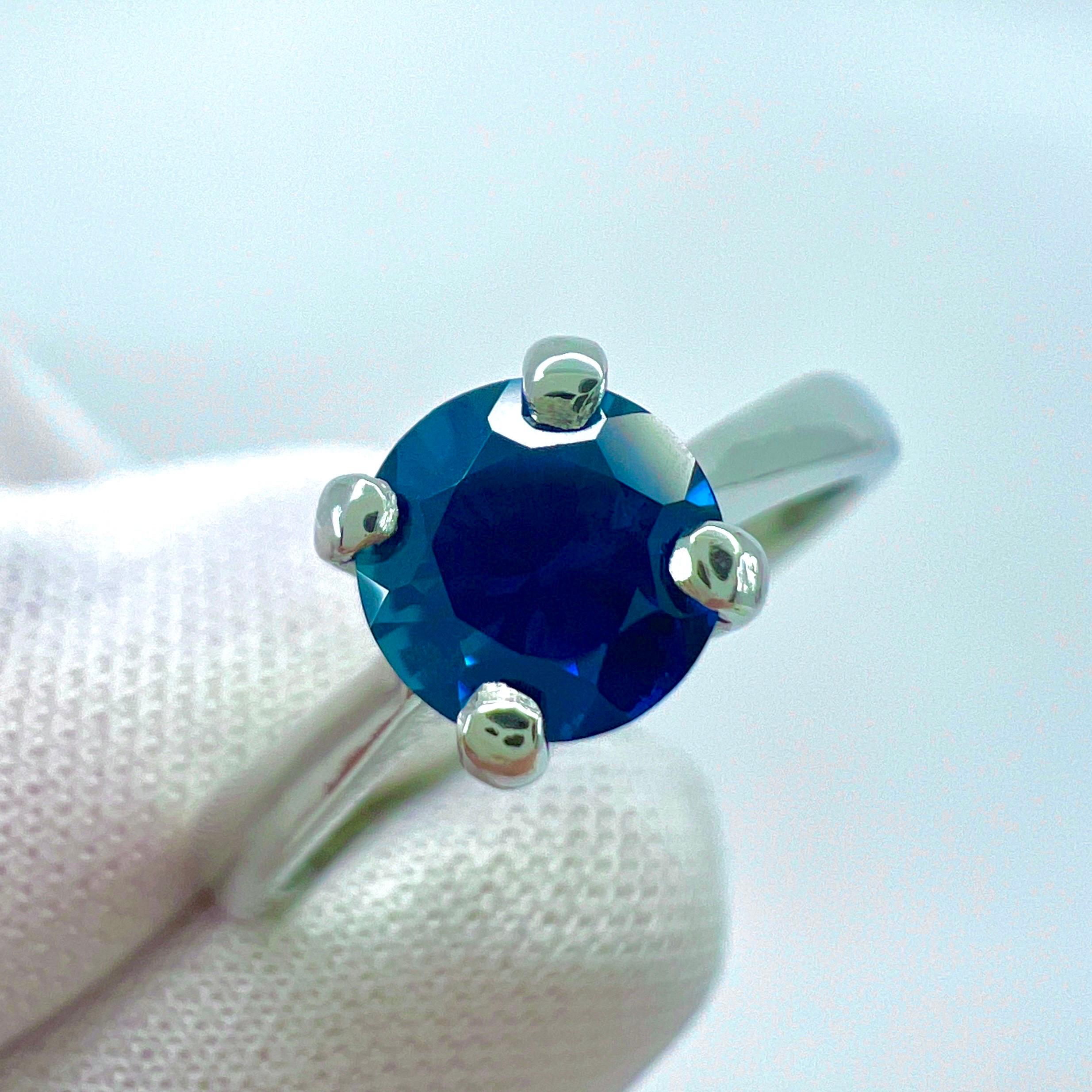 Taille ronde Bague solitaire en platine de 6 mm avec saphir bleu profond de 1,02 carat de taille ronde  en vente