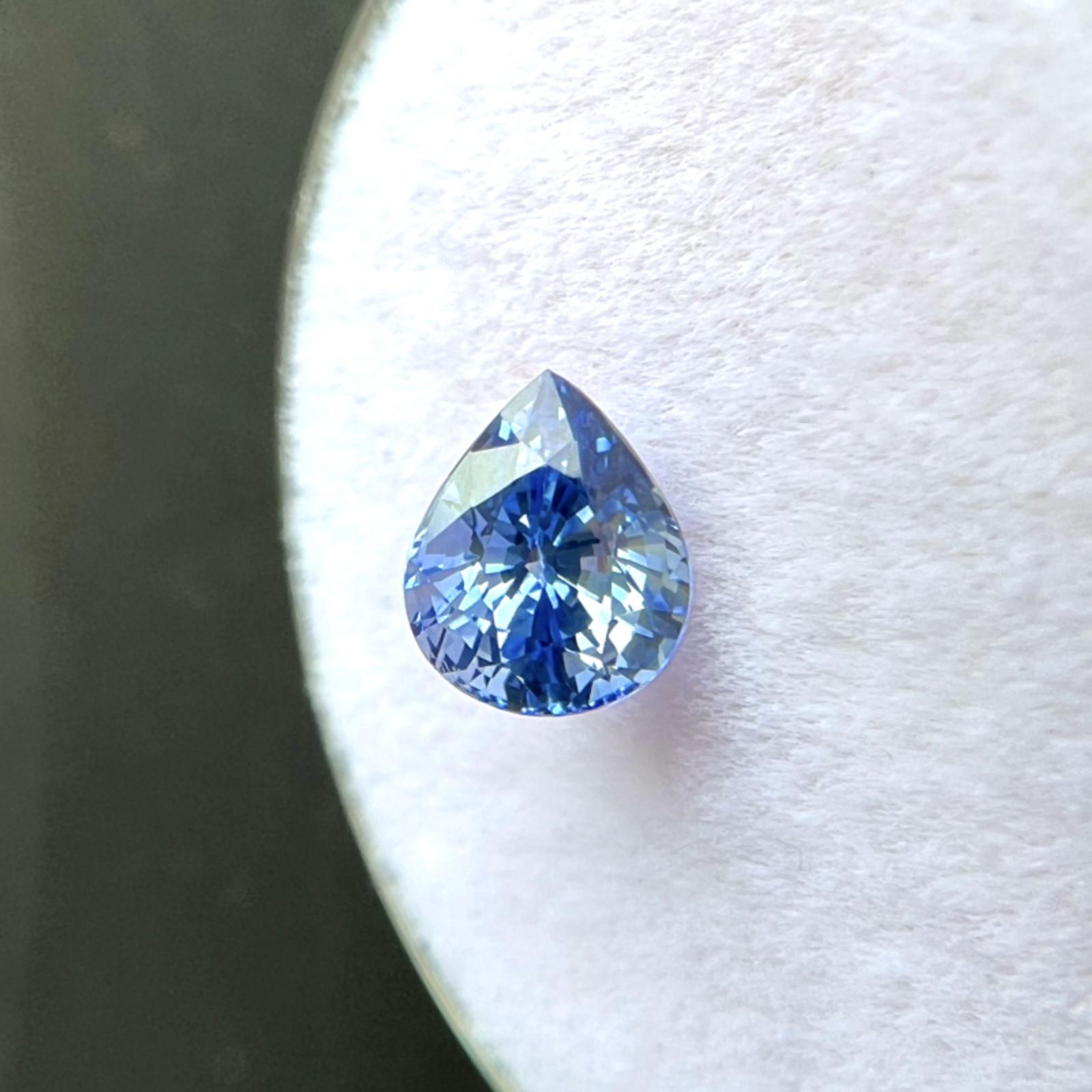Nature 1.02ct Fine Blue Ceylon Sapphire Sri Lanka Pear Cut 6.2x5mm Gem VVS

Saphir de Ceylan bleu vif unique en son genre.
1,02 carat avec une belle couleur bleue vive et une excellente clarté, une pierre très propre. VVS.
Rare saphir sri-lankais de