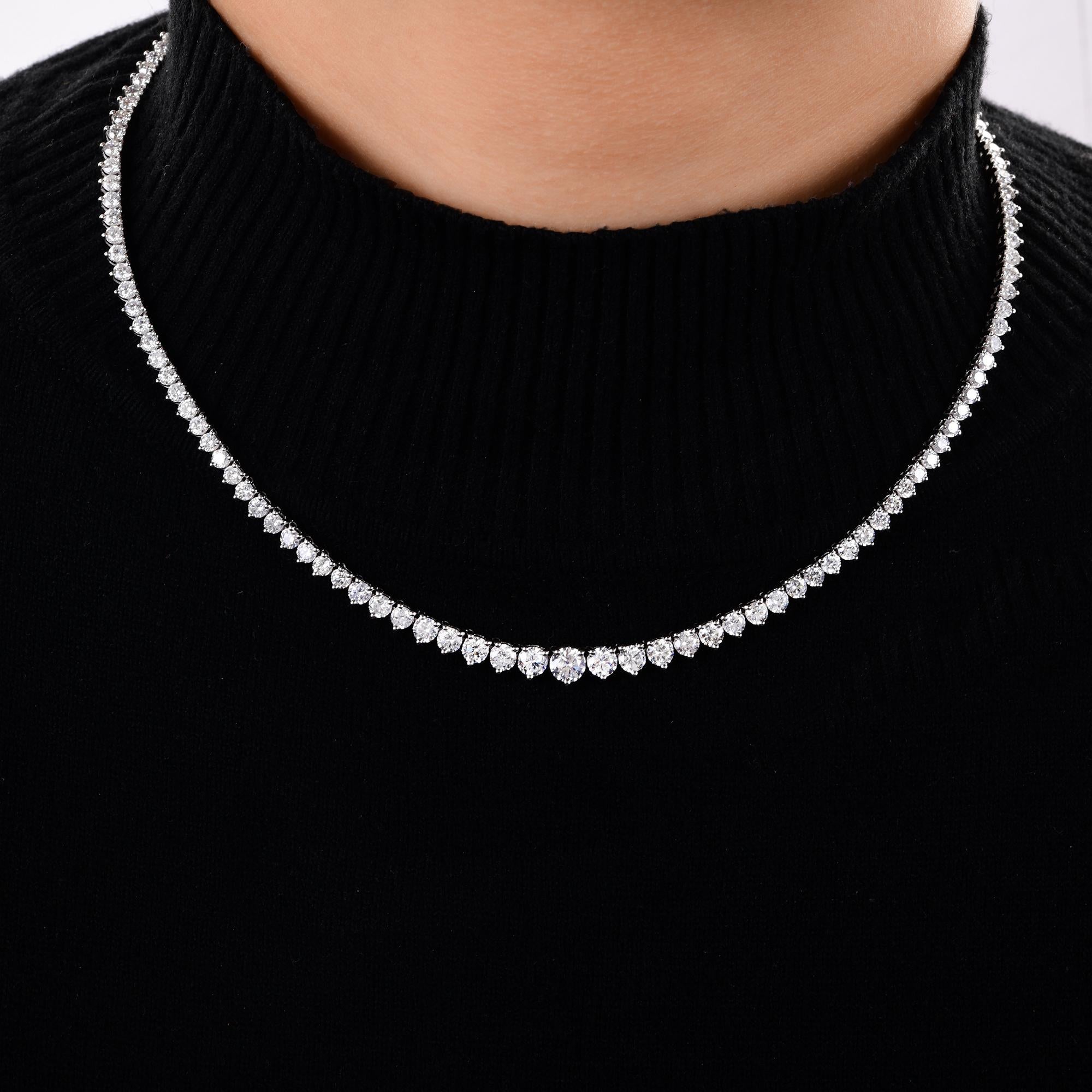 Questa collana a catena in oro bianco 14 carati con diamanti tondi graduati da 10,5 carati è caratterizzata da diamanti tondi graduati incastonati in fila, con i diamanti più grandi incastonati al centro e quelli più piccoli verso la scollatura.
I