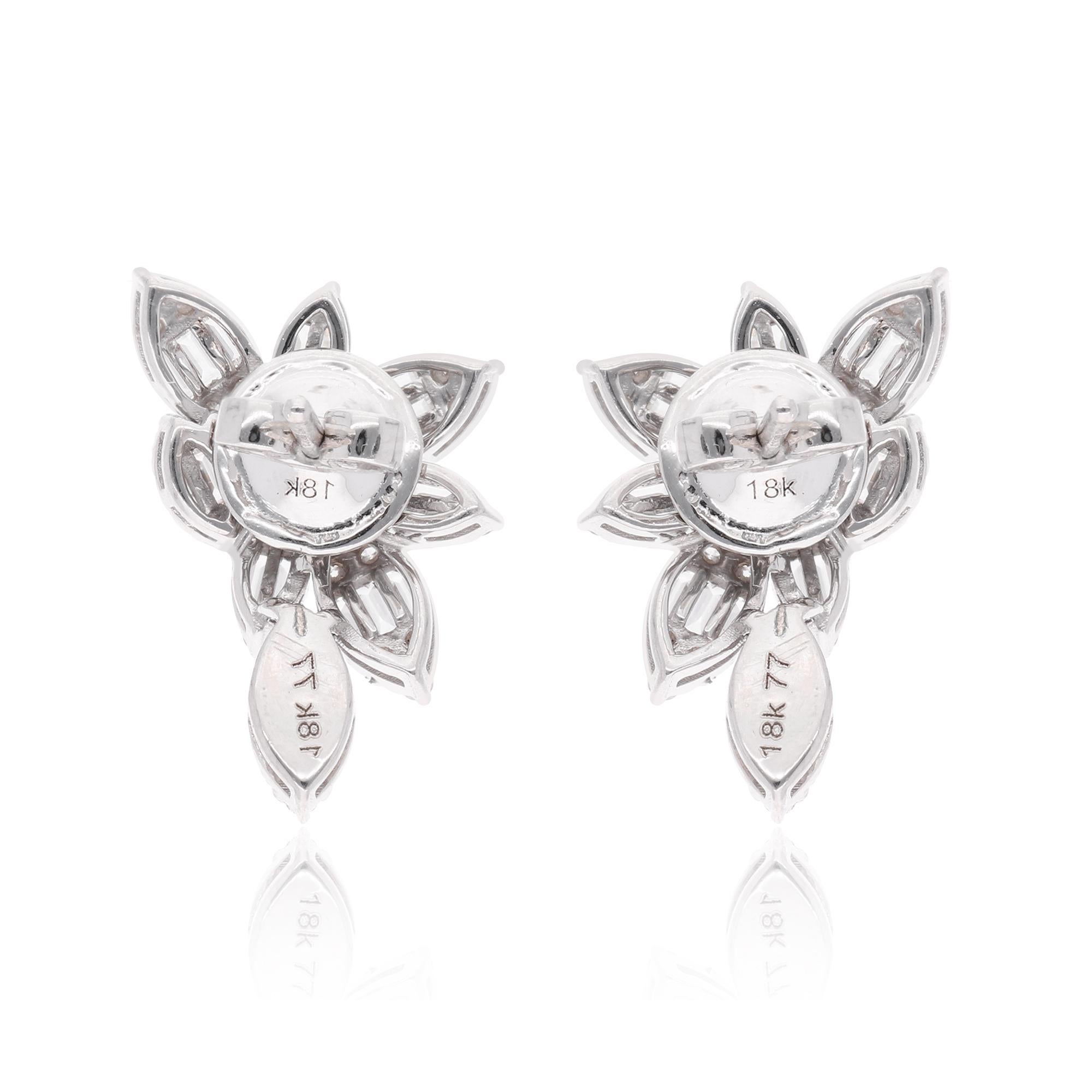 Taille ronde Boucles d'oreilles en or blanc 14 carats avec diamants baguettes et ronds de 1,06 carat en vente