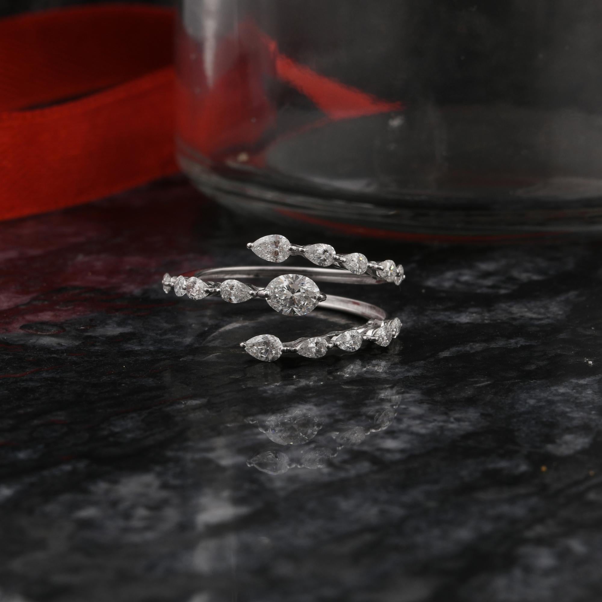 Moderne Bague en or blanc 18 carats avec diamants naturels taille poire marquise de 1,07 carat SI/H en vente