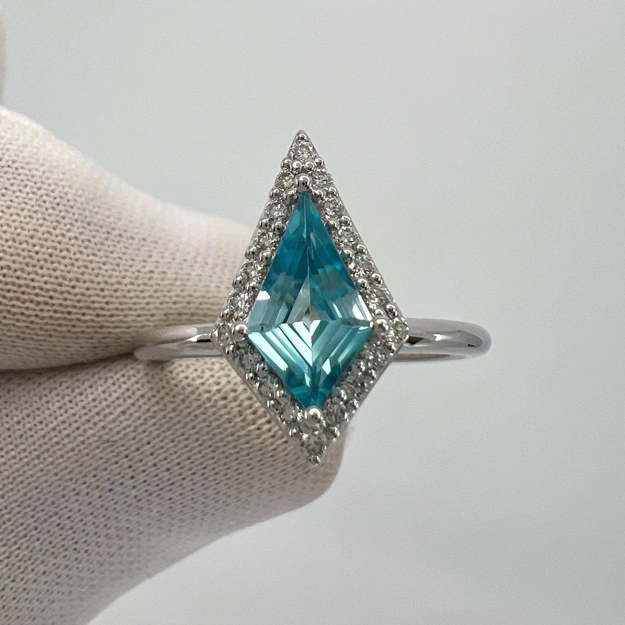 Natural 1.07ct Fancy Kite Vivid Blue Zircon & Diamond 18k White Gold Halo Ring In New Condition For Sale In Birmingham, GB
