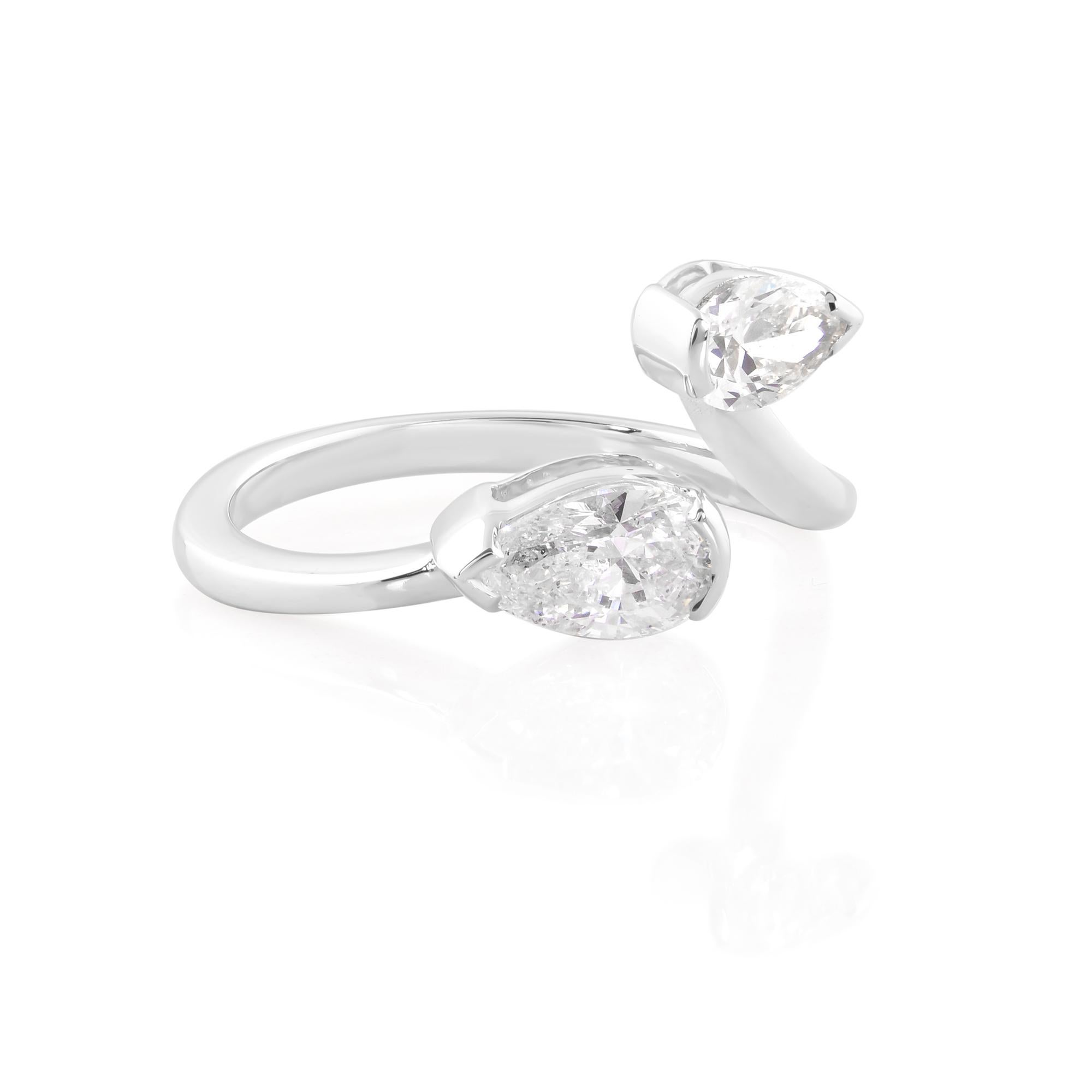 In der Mitte des Rings glänzt ein atemberaubender birnenförmiger Diamant, der sich durch seine makellose Reinheit und Brillanz auszeichnet. Seine einzigartige Silhouette strahlt eine raffinierte Schönheit aus, die das Licht aus jedem Winkel einfängt