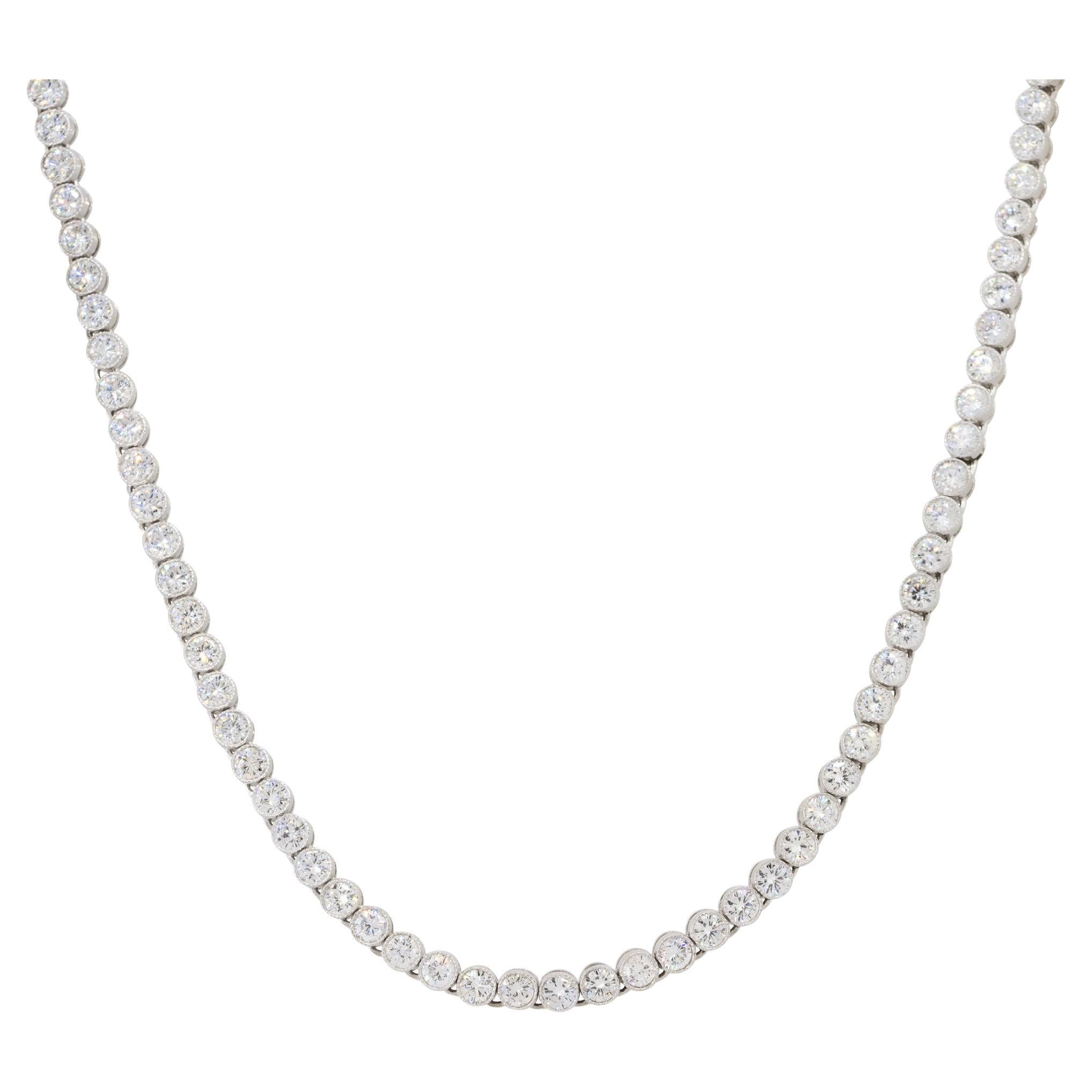 Natürliche 10,93 Karat Diamanten Lünette Set Platin Tennis Halskette

Mit insgesamt 10,93 Karat hat dieses Collier eine beeindruckende optische Wirkung. Die Größe der einzelnen Diamanten ist unterschiedlich, aber zusammen ergeben sie ein auffälliges