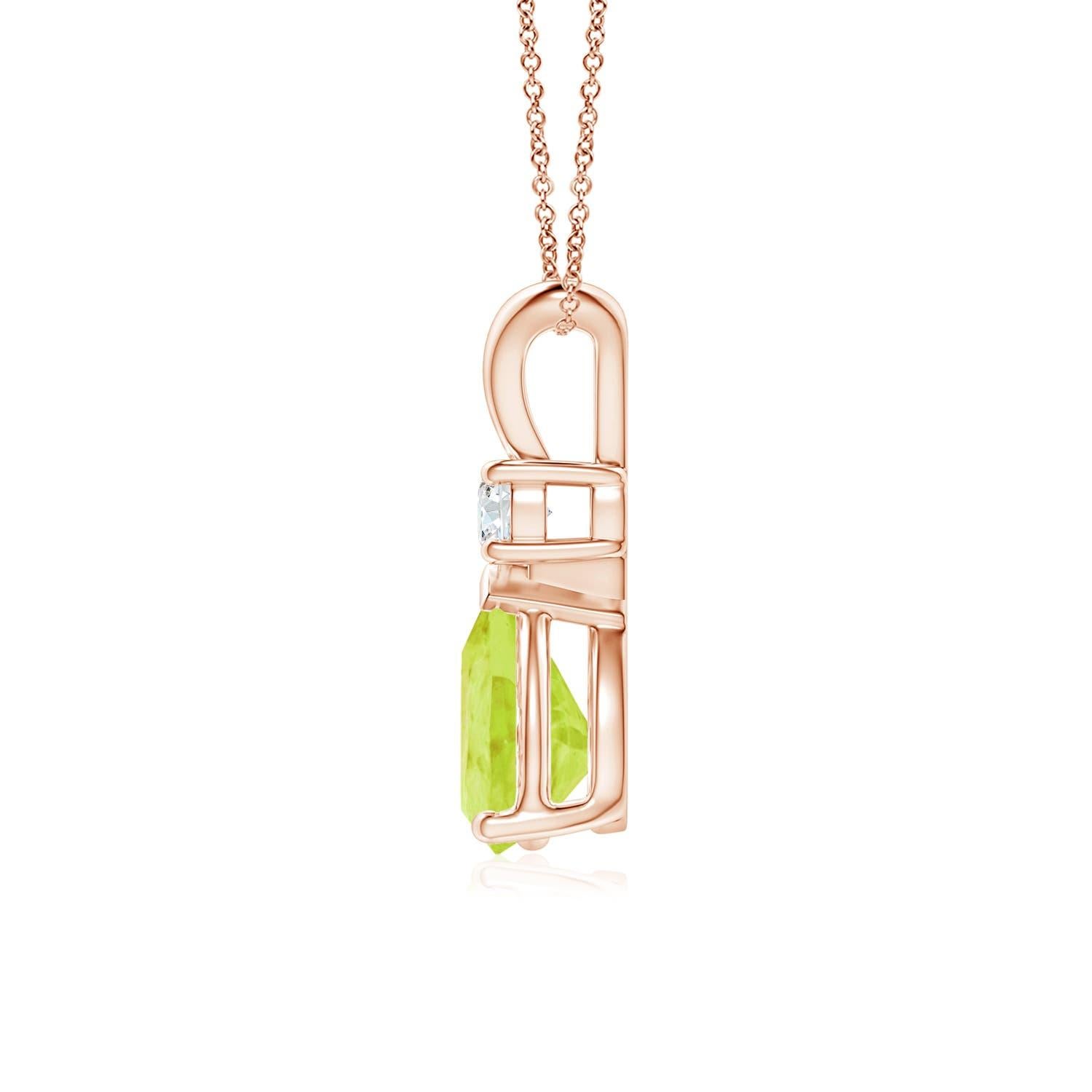 Ce pendentif solitaire classique est orné d'un péridot en forme de poire, serti dans une monture à griffes. Un diamant rond étincelant est posé sur la pierre précieuse vert terre, ce qui ajoute à l'attrait du modèle. Ce pendentif en péridot en or