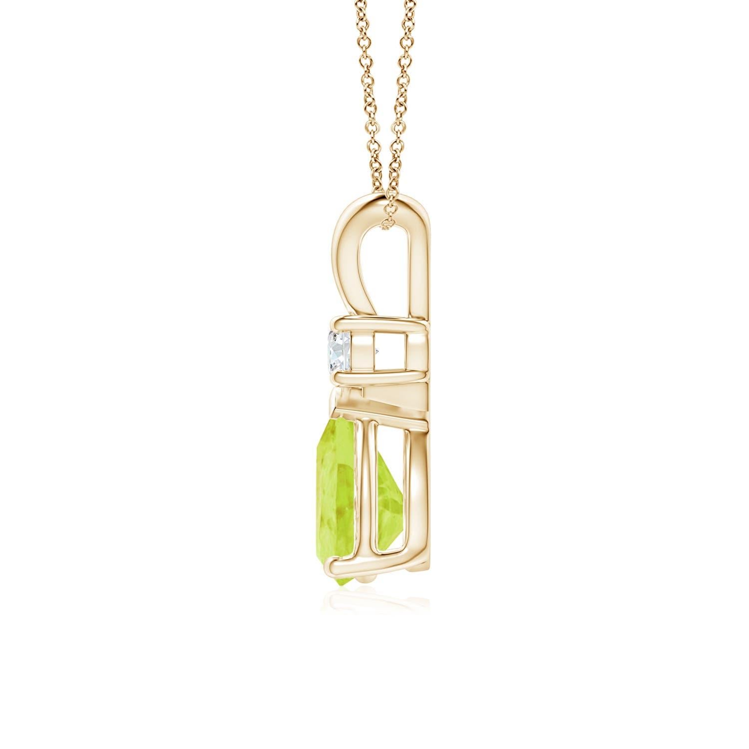 Ce pendentif solitaire classique est orné d'un péridot en forme de poire, serti dans une monture à griffes. Un diamant rond étincelant est posé sur la pierre précieuse vert terre, ce qui ajoute à l'attrait du modèle. Ce pendentif en péridot en or