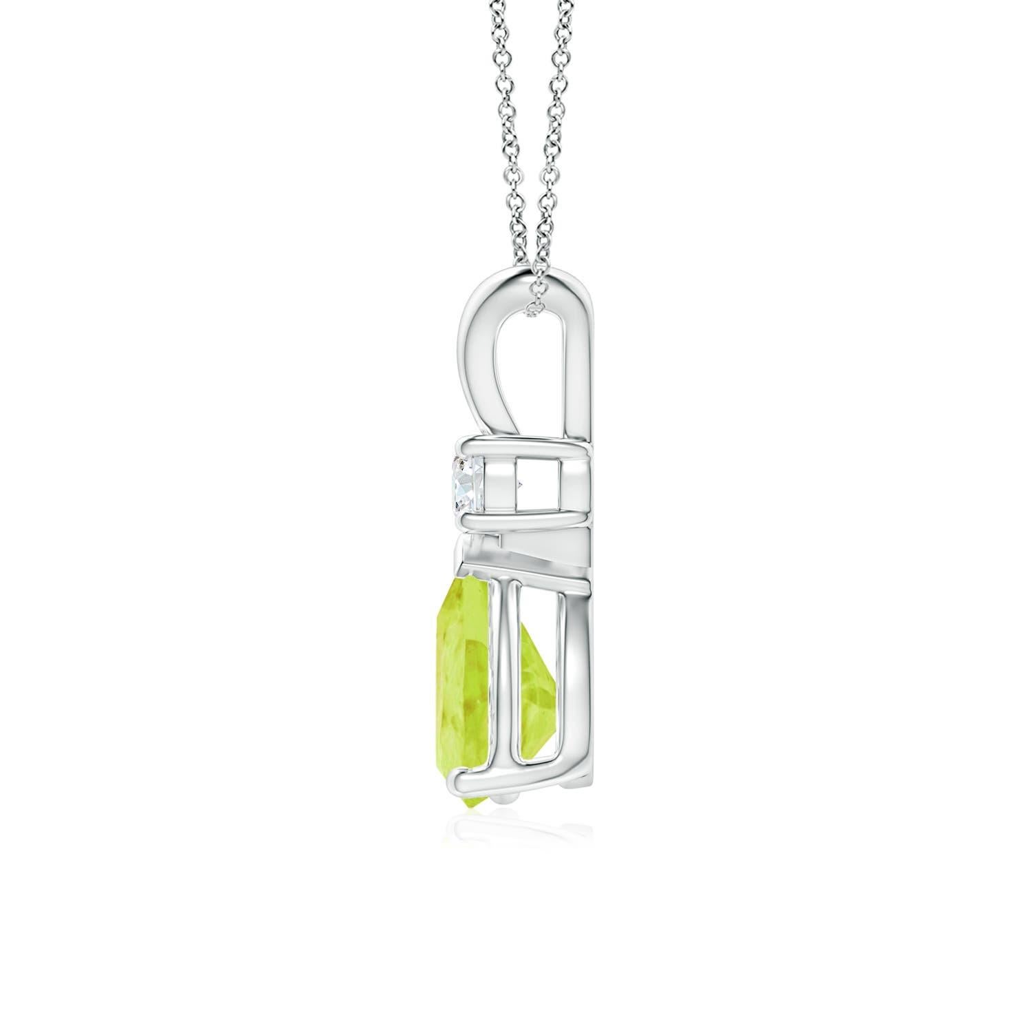 Ce pendentif solitaire classique est orné d'un péridot en forme de poire, serti dans une monture à griffes. Un diamant rond étincelant est posé sur la pierre précieuse vert terre, ce qui ajoute à l'attrait du modèle. Ce pendentif en péridot en