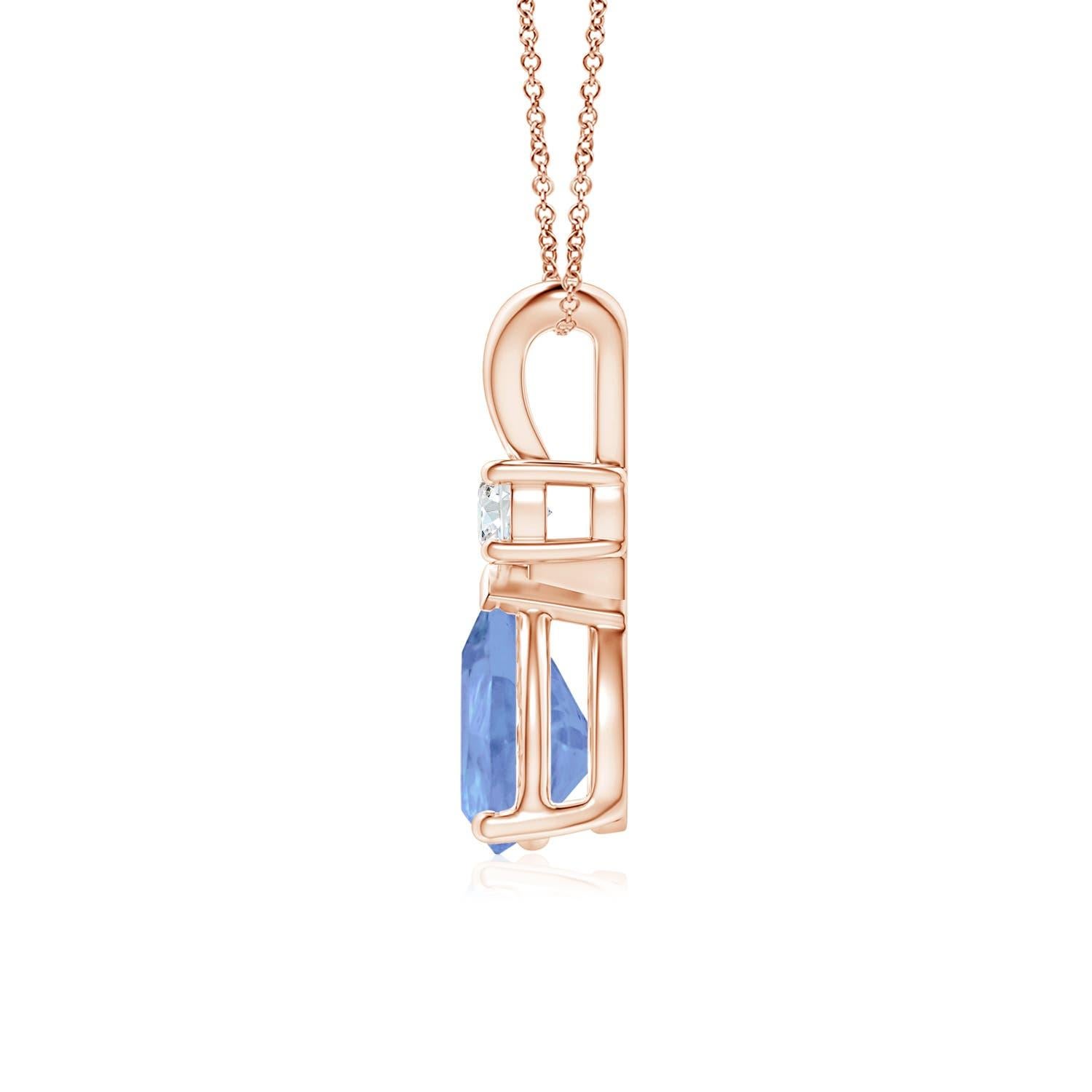 Dieser klassische Solitär-Anhänger trägt einen birnenförmigen Tansanit in einer Zackenfassung. Ein schimmernder runder Diamant sitzt auf dem bläulich-violetten Edelstein und verleiht dem Design einen besonderen Glanz. Dieser schlichte und doch