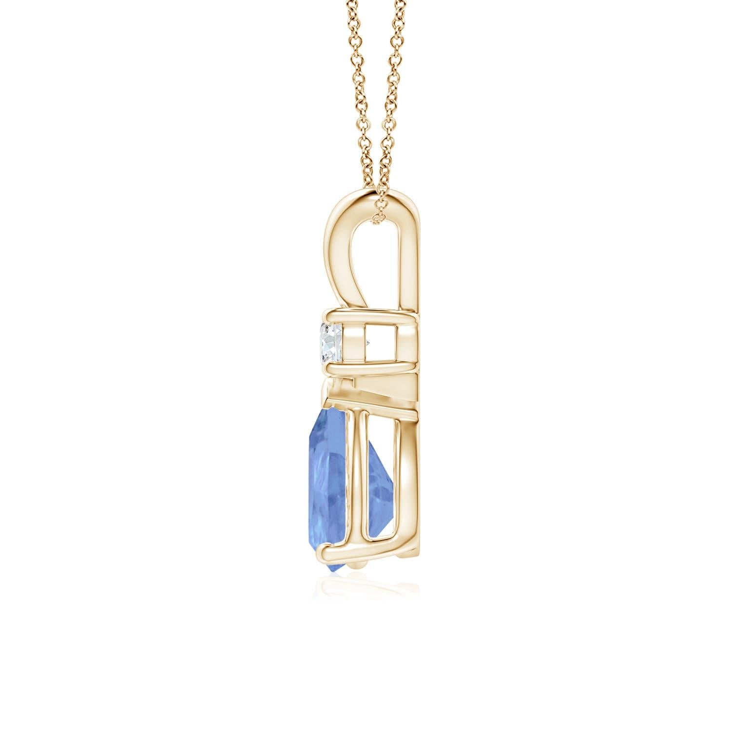 Ce pendentif solitaire classique est orné d'une tanzanite en forme de poire sertie dans une monture à griffes. Un diamant rond scintillant est posé sur la pierre précieuse bleu-violet, ce qui ajoute à l'éclat du modèle. Simple mais séduisant, ce