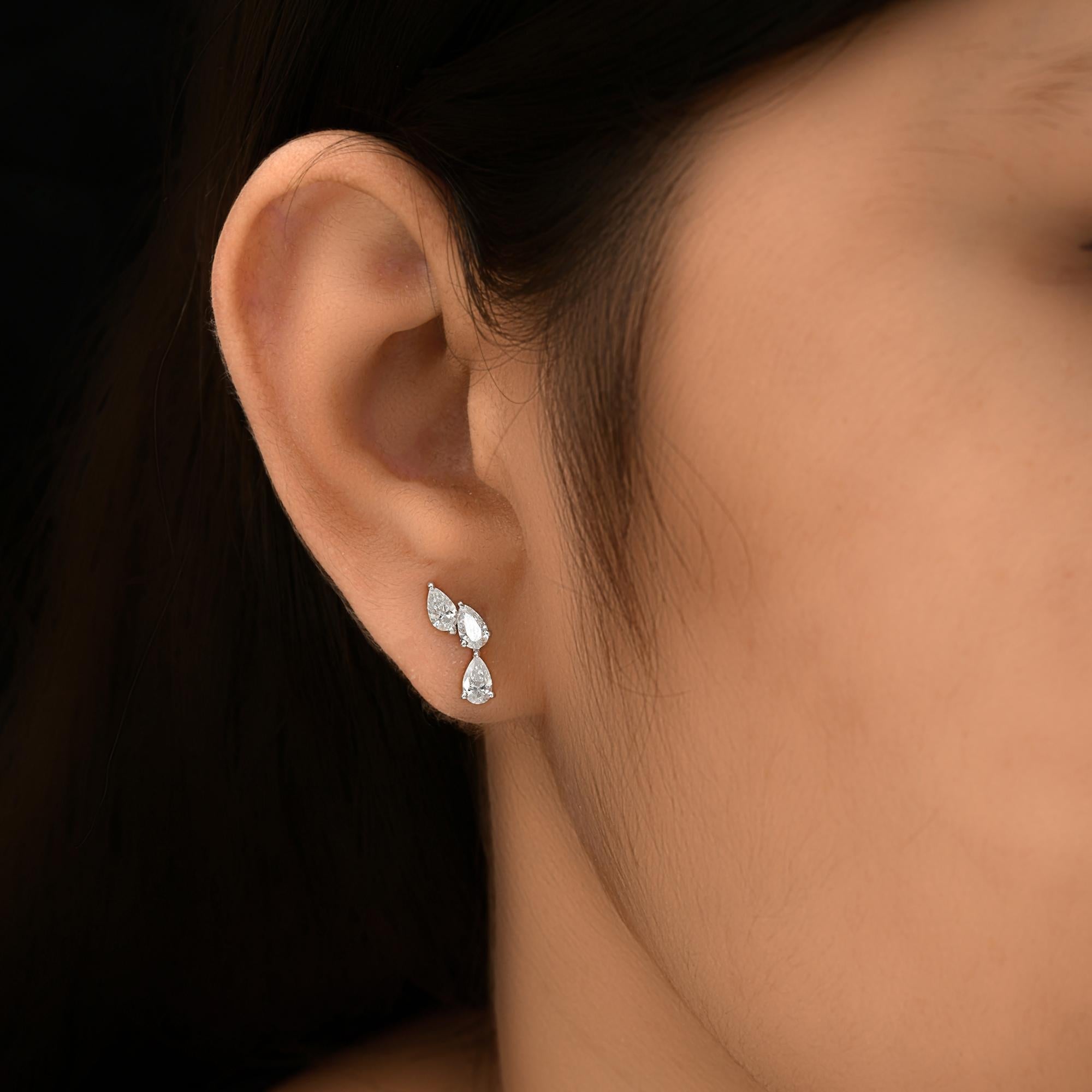 Pendientes de oro blanco de 18 quilates con diamantes naturales talla pera SI/H de 1,11 quilates
Elegantes pendientes de tres diamantes talla pera en forma de gota. Cada pendiente presenta tres diamantes talla pera, uno engastado en la parte
