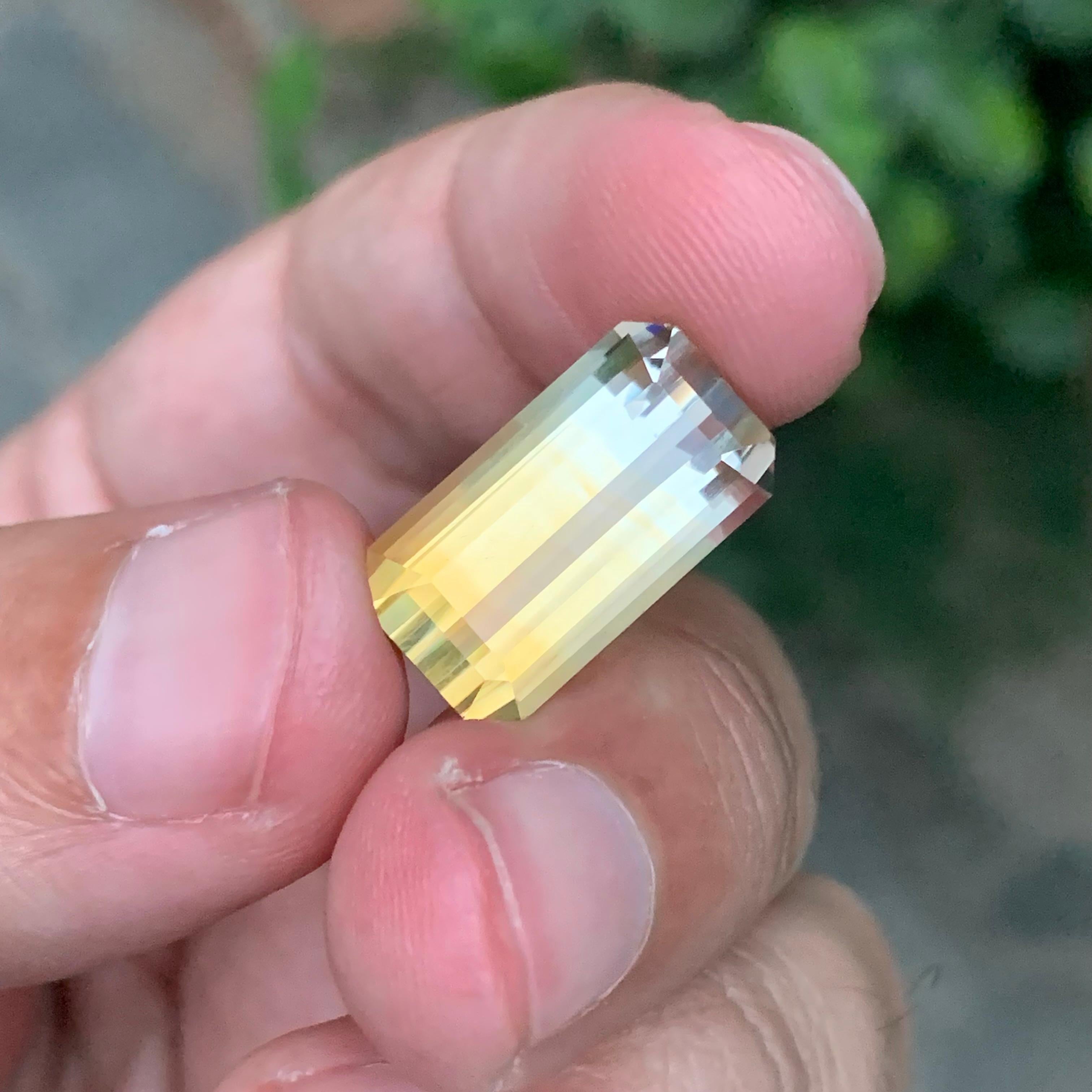 Citrine libre
Poids : 11,15 carats 
Dimension : 18.2x9.9x7.9 Mm
Origine : Brésil
Forme : Émeraude
Couleur : blanc et jaune
Traitement : Non
Certificat : Sur demande du client 
Citrine jaune bicolore

La citrine jaune bicolore est une variété