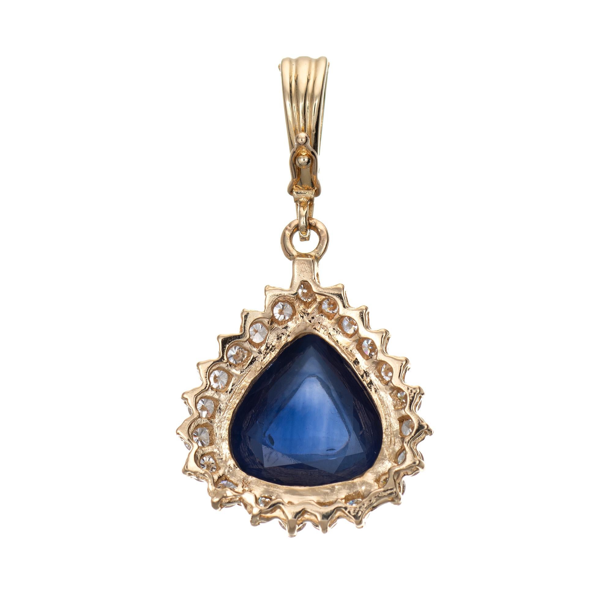 Pendente vintage con zaffiro naturale di Ceylon e diamante finemente dettagliato, realizzato in oro giallo 14 carati. 

Uno zaffiro naturale taglio cabochon a forma di pera, circa 11,20 carati (13,50 x 12,84 x 5,98 mm), colore blu scuro, leggermente