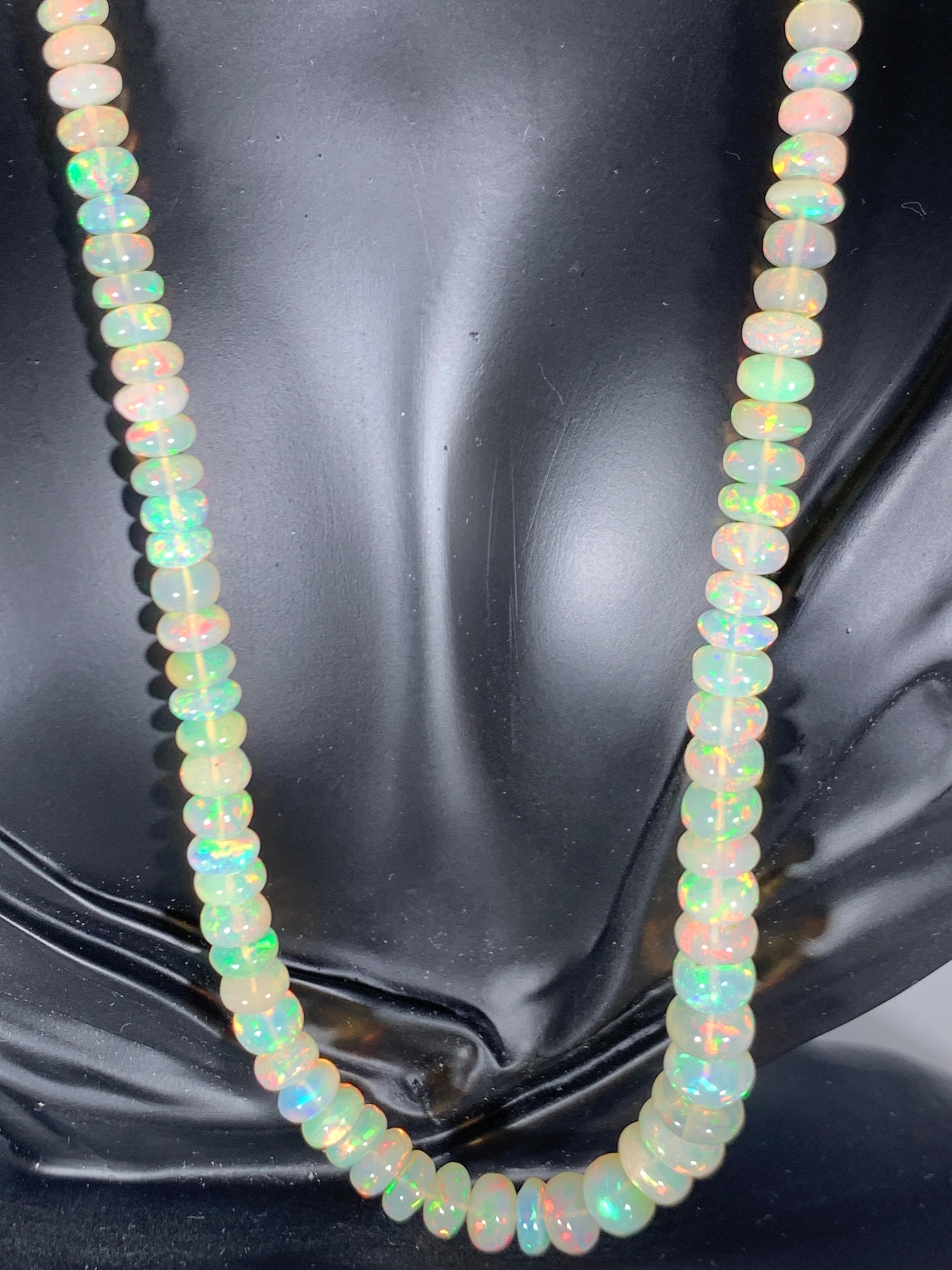 Collier à un rang en or jaune 14 carats avec perles d'opales éthiopiennes naturelles 114 carats Excellent état - En vente à New York, NY
