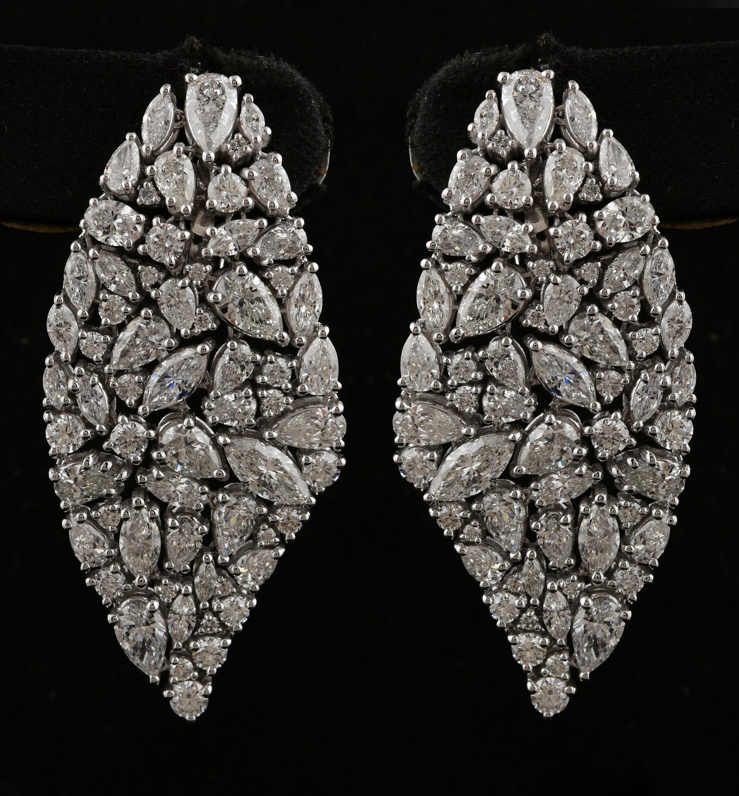 Coulées dans de l'or 18 carats, ces boucles d'oreilles exquises sont serties de 11,47 carats de diamants étincelants.

Suivez la vitrine de Spectrum Jewels pour découvrir la dernière collection et les pièces exclusives. Spectrum Jewels est fièrement