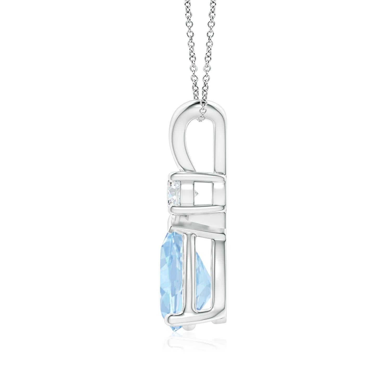 Dieser klassische Solitär-Anhänger zeigt einen birnenförmigen Aquamarin in einer Zackenfassung. Der pastellblaue Edelstein wird von einem strahlenden Diamanten gekrönt, der den Glanz des Designs noch verstärkt. Dieser polierte V-Ball-Anhänger aus