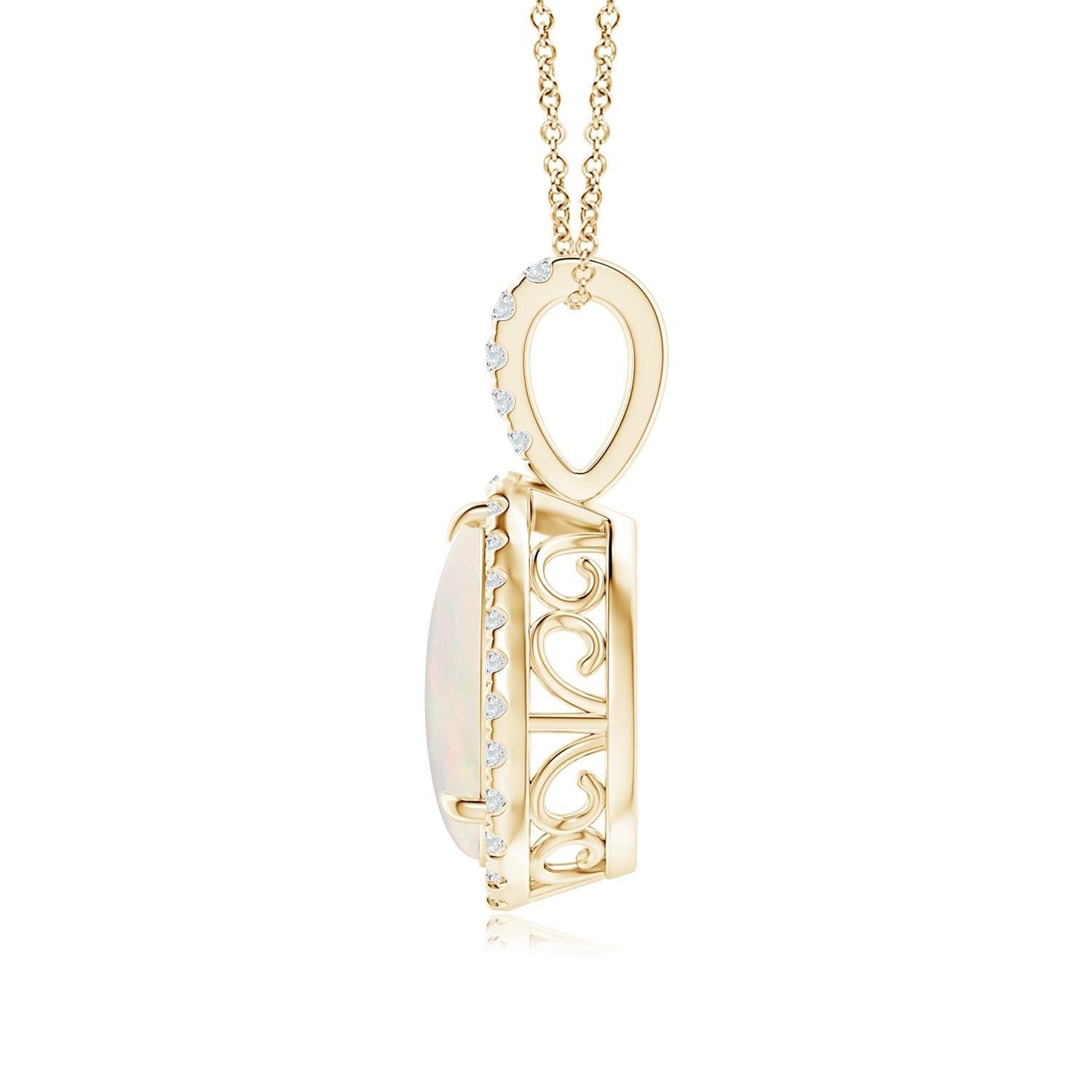 Exhalant un charme mystérieux, ce pendentif en opale cabochon en forme de larme en or jaune 14k envoûte par son jeu de couleurs séduisant. Un halo de diamants scintillants entoure la pierre sertie à griffes. La balle unique sertie de diamants et les
