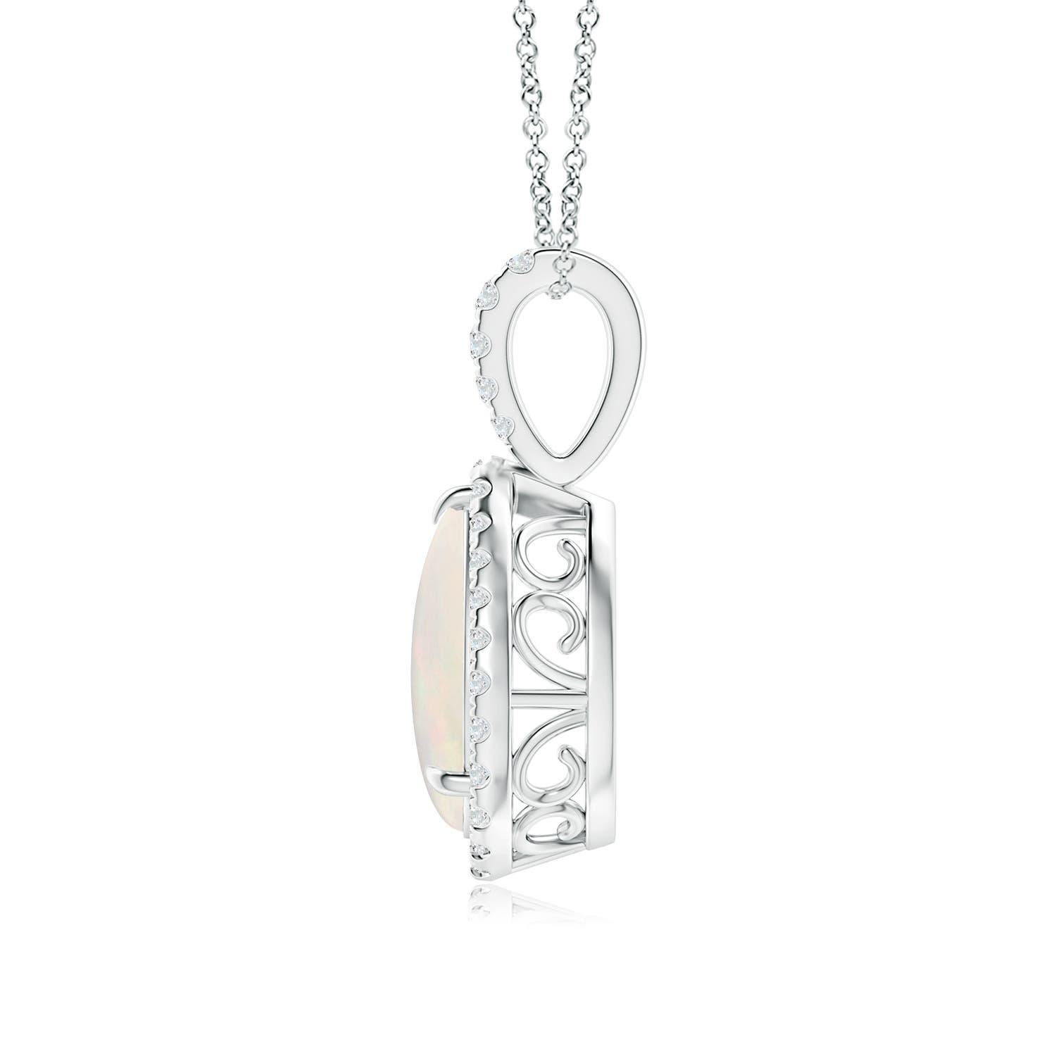 Emana un fascino misterioso, questo ciondolo opale cabochon a goccia in oro bianco 18 carati affascina con il suo seducente gioco di colori. Un'aureola di diamanti scintillanti circonda la gemma incastonata a griffe. La balla singola tempestata di