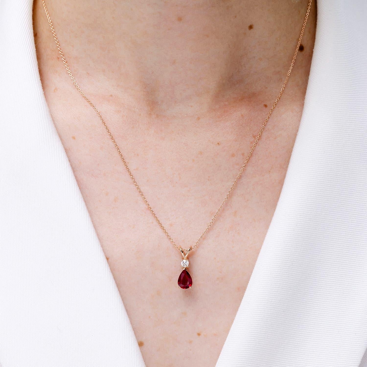 Colgante lágrima de rubí natural de 1,15 ct con diamante en oro blanco de 14 quilates Moderno en venta
