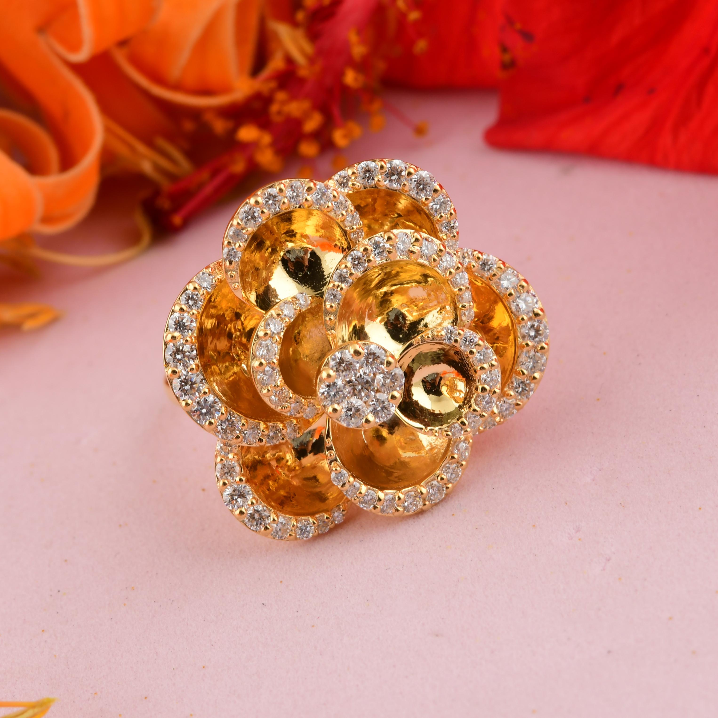 Natural 1.19 Carat SI/H Diamond Flower Cocktail Ring 18 Karat Yellow Gold In New Condition For Sale In Diera, Dubai