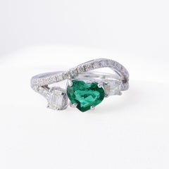 Bague en or blanc 18 carats sertie d'une émeraude naturelle en forme de cœur de 1,19 ct et de diamants taille baguette de 0,83 ct