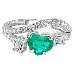 Bague en or blanc 18 carats sertie d'une émeraude naturelle en forme de cœur de 1,19 ct et de diamants taille baguette de 0,83 ct