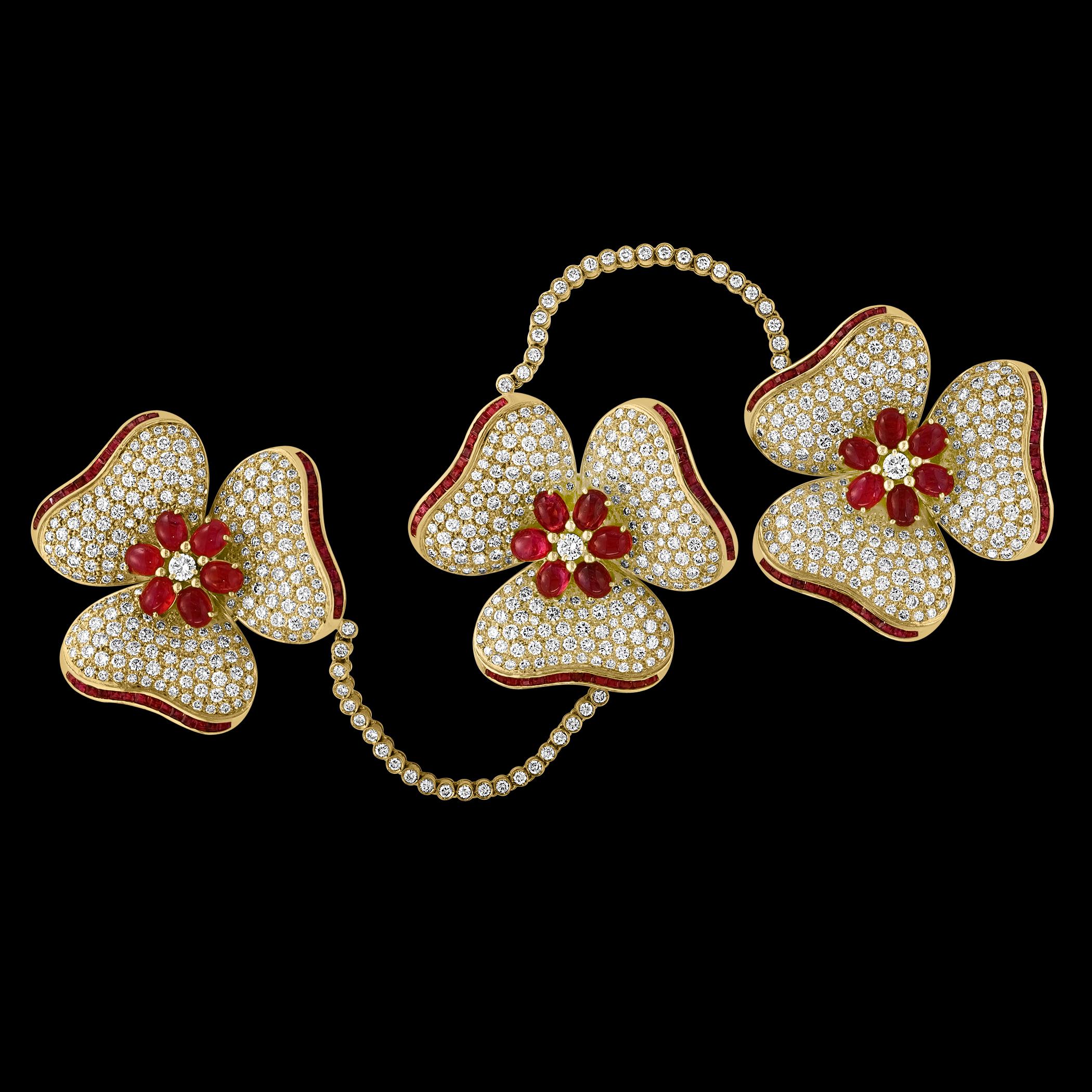 Wir stellen Ihnen die exquisite Natural 12 Ct Burma Ruby & 30 Ct Diamond Trio Pin vor, ein wirklich einzigartiges Stück aus 18 Karat Gelbgold mit einem Gewicht von 78 Gramm. Diese Brosche, die aus unserer Estate Jewelry Collection aus den 1970er