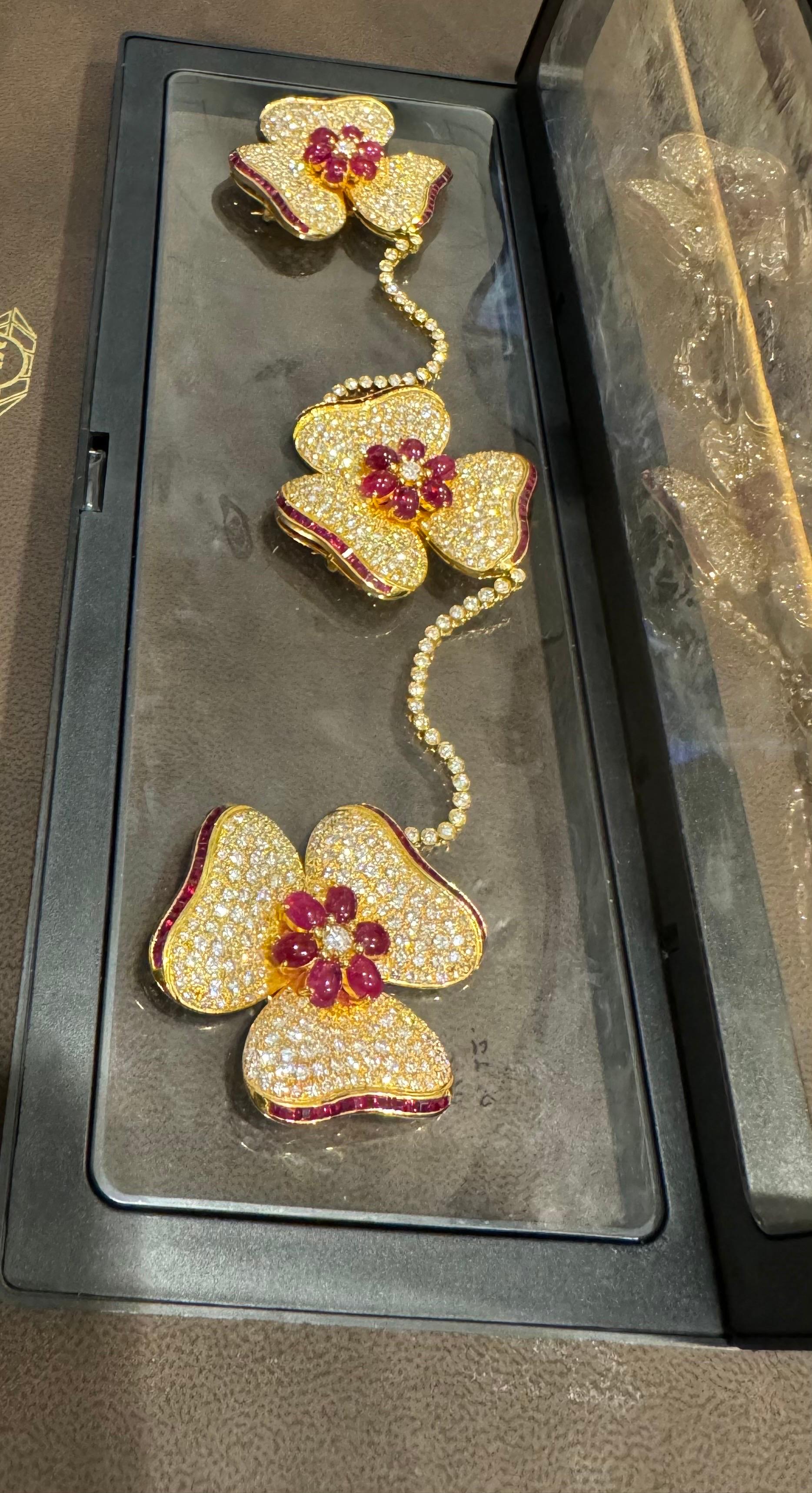Rubino di Birmania naturale da 12 carati e diamante da 30 carati, spilla Trio in oro giallo 18 carati 78 grammi in vendita 1