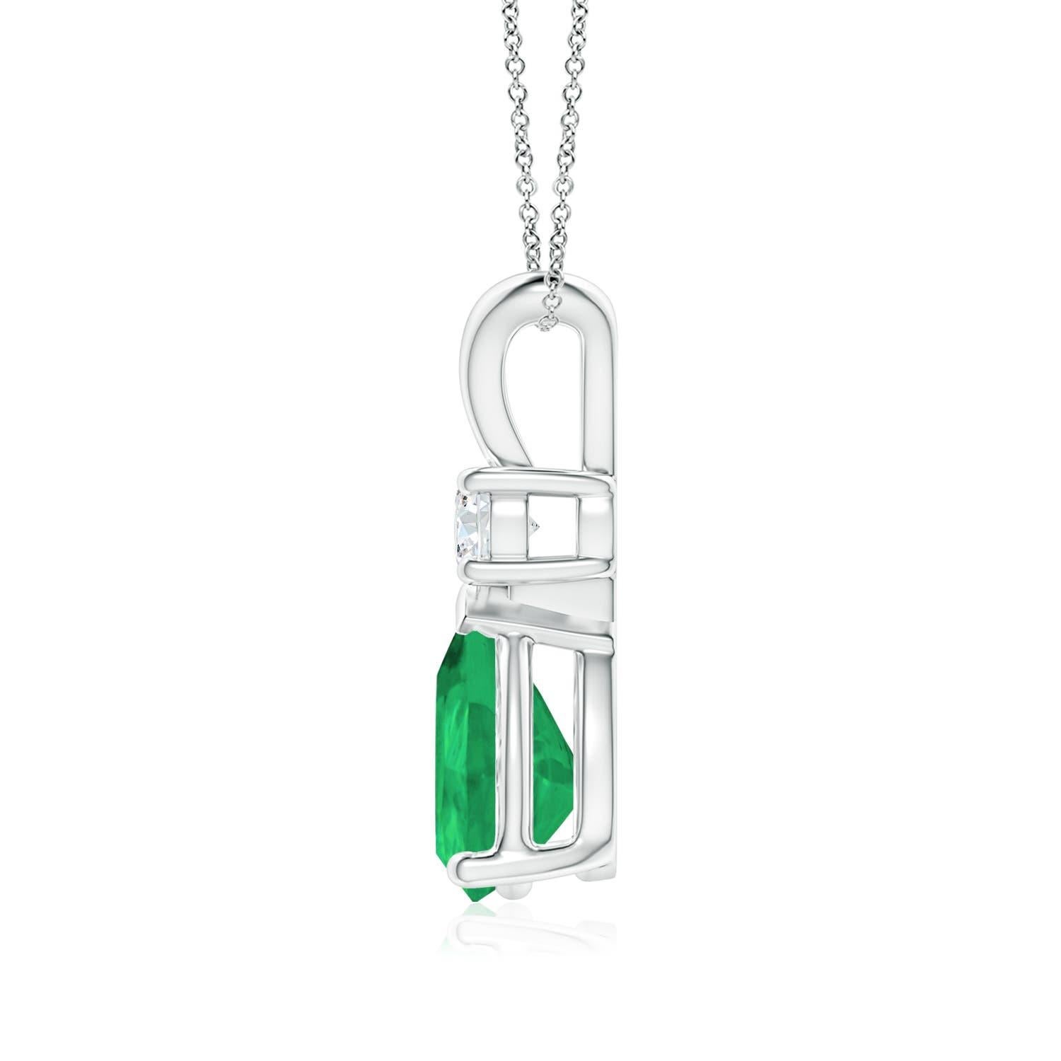 Ce pendentif solitaire classique est orné d'une émeraude en forme de poire, fixée dans un serti clos. Un diamant rond brillant est posé sur la pierre précieuse d'un vert luxuriant, ce qui ajoute à la beauté du design. Simple mais séduisant, ce