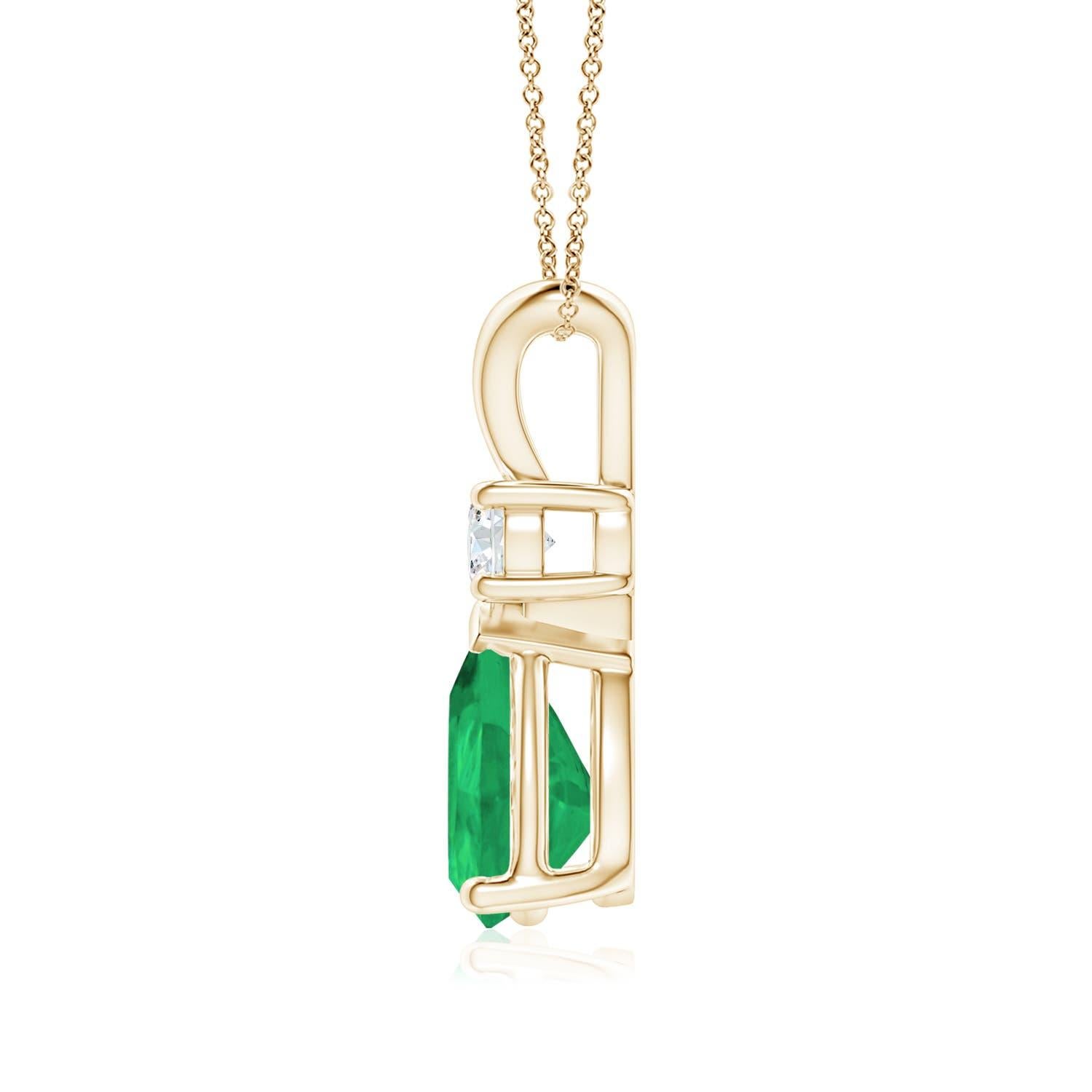Ce pendentif solitaire classique est orné d'une émeraude en forme de poire, fixée dans un serti clos. Un diamant rond brillant est posé sur la pierre précieuse d'un vert luxuriant, ce qui ajoute à la beauté du design. Simple mais séduisant, ce