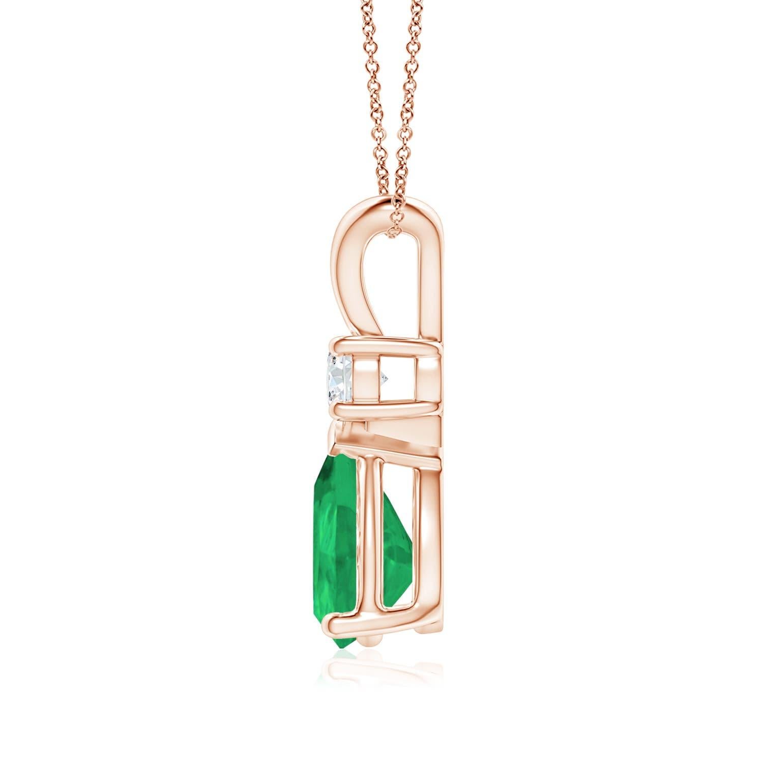 Questo classico ciondolo solitario presenta uno smeraldo a forma di pera, incastonato in una montatura a griffe. Un diamante rotondo brillante si trova in cima alla gemma verde, che aggiunge bellezza al design. Semplice ma affascinante, questo