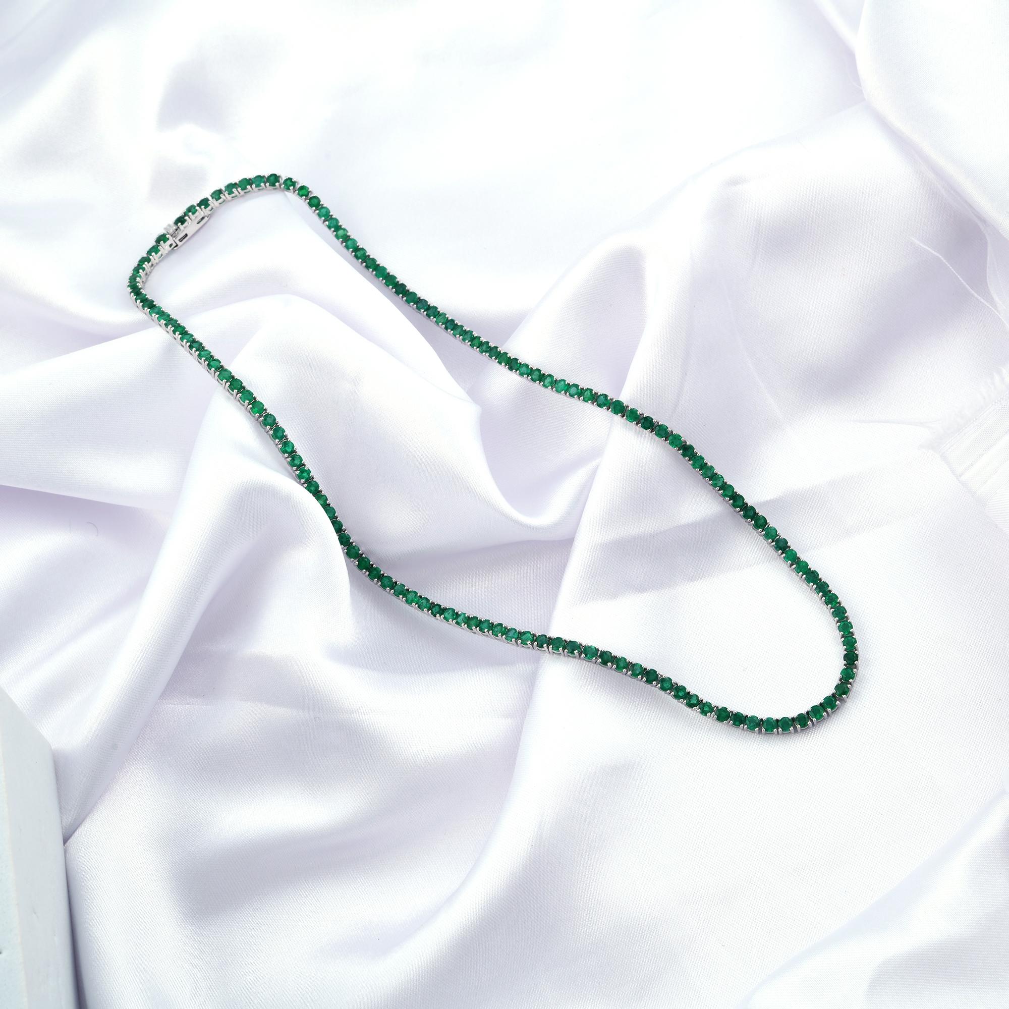 Donna Collana a catena con smeraldo naturale dello Zambia da 12,03 carati Gioielli in oro bianco 18 carati in vendita