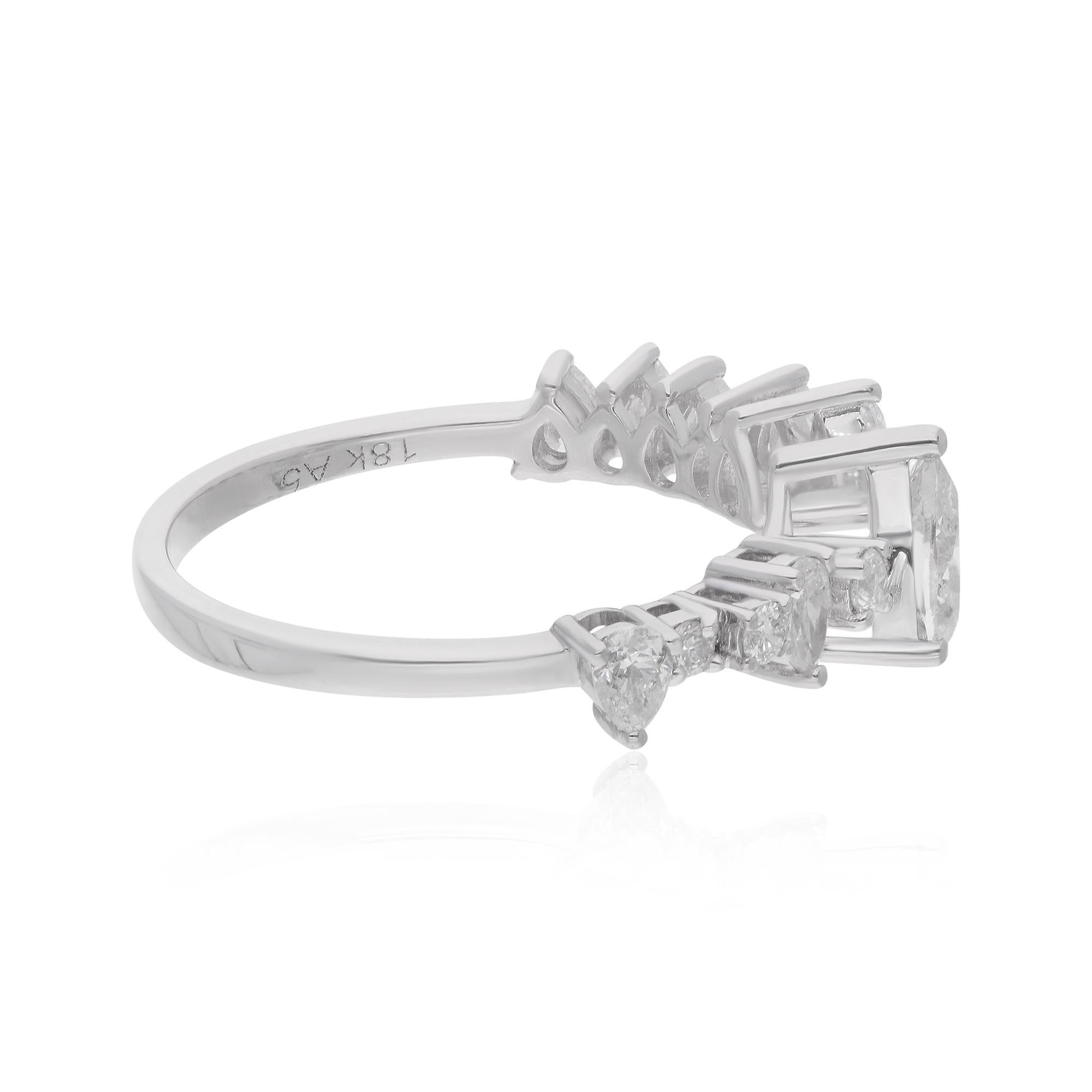 Fabriquée avec précision et souci du détail, cette bague manchette est conçue pour orner votre doigt avec une sophistication sans effort. L'anneau en or blanc 18 carats lustré ajoute une touche de luxe, tandis que les diamants méticuleusement sertis