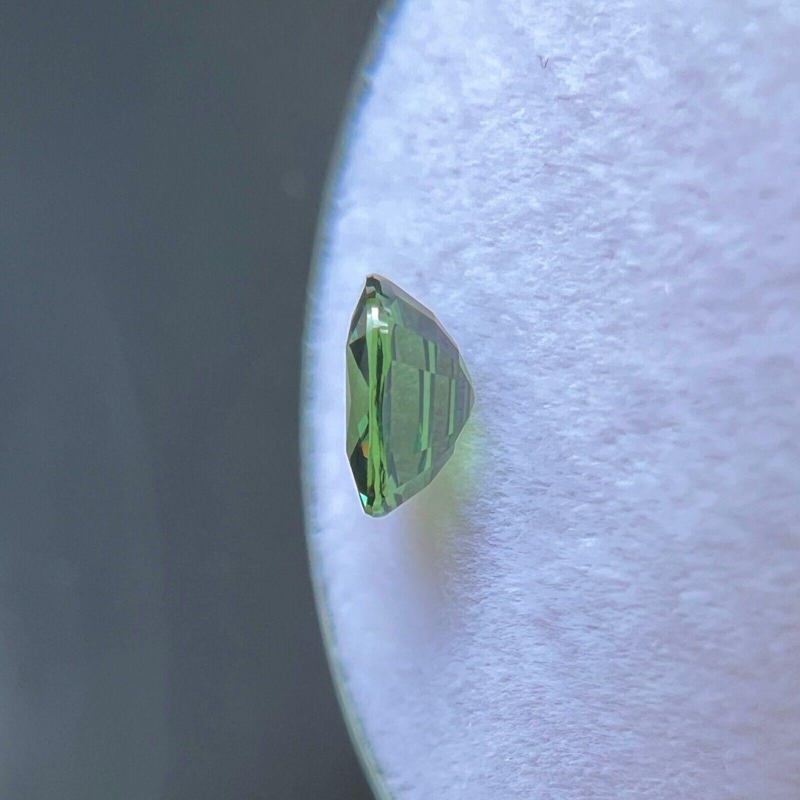 Zafiro verde no tratado natural de 1,24 ct certificado por la GIA Gema talla cojín 6,1x6,1 mm en venta 1
